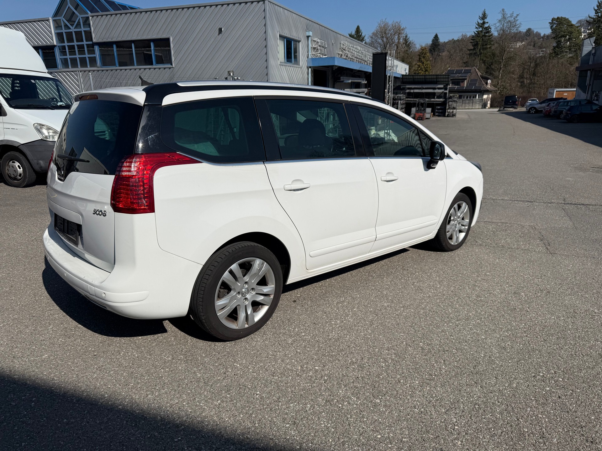 PEUGEOT 5008 2.0 BlueHDI Sensation-image-3