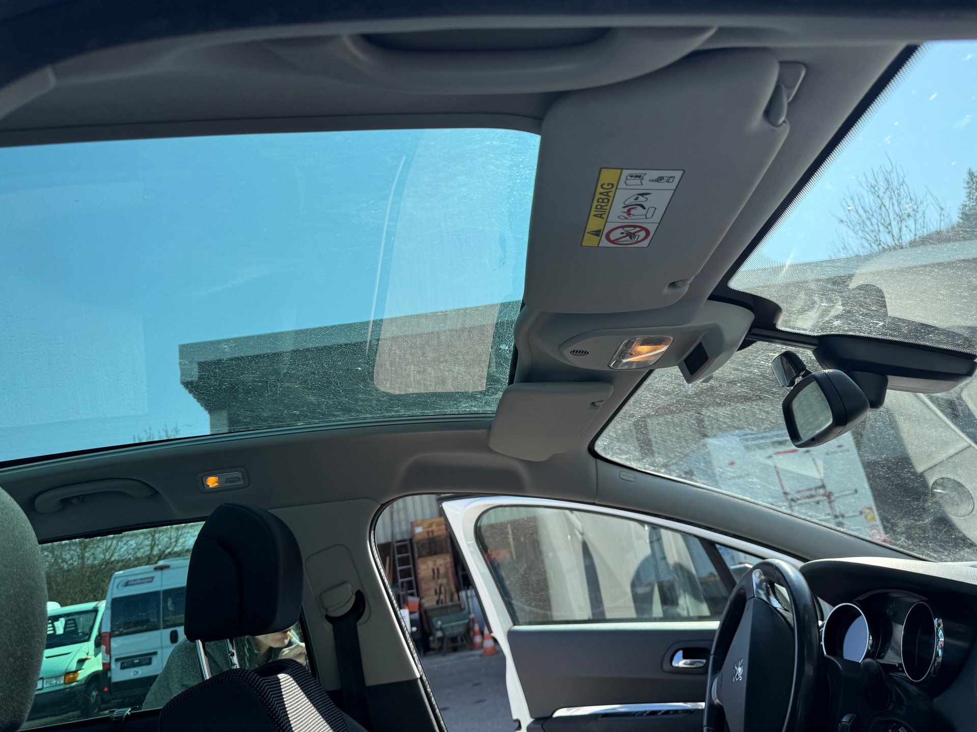 PEUGEOT 5008 2.0 BlueHDI Sensation-image-13