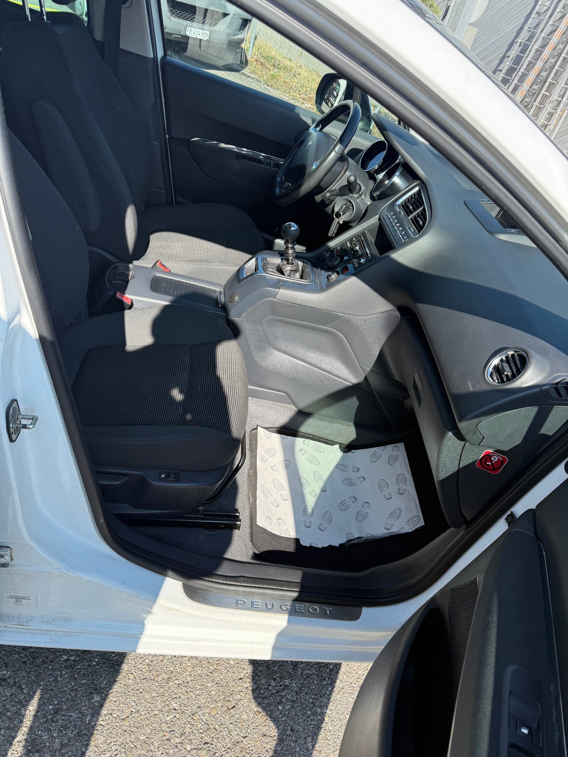 PEUGEOT 5008 2.0 BlueHDI Sensation-image-8