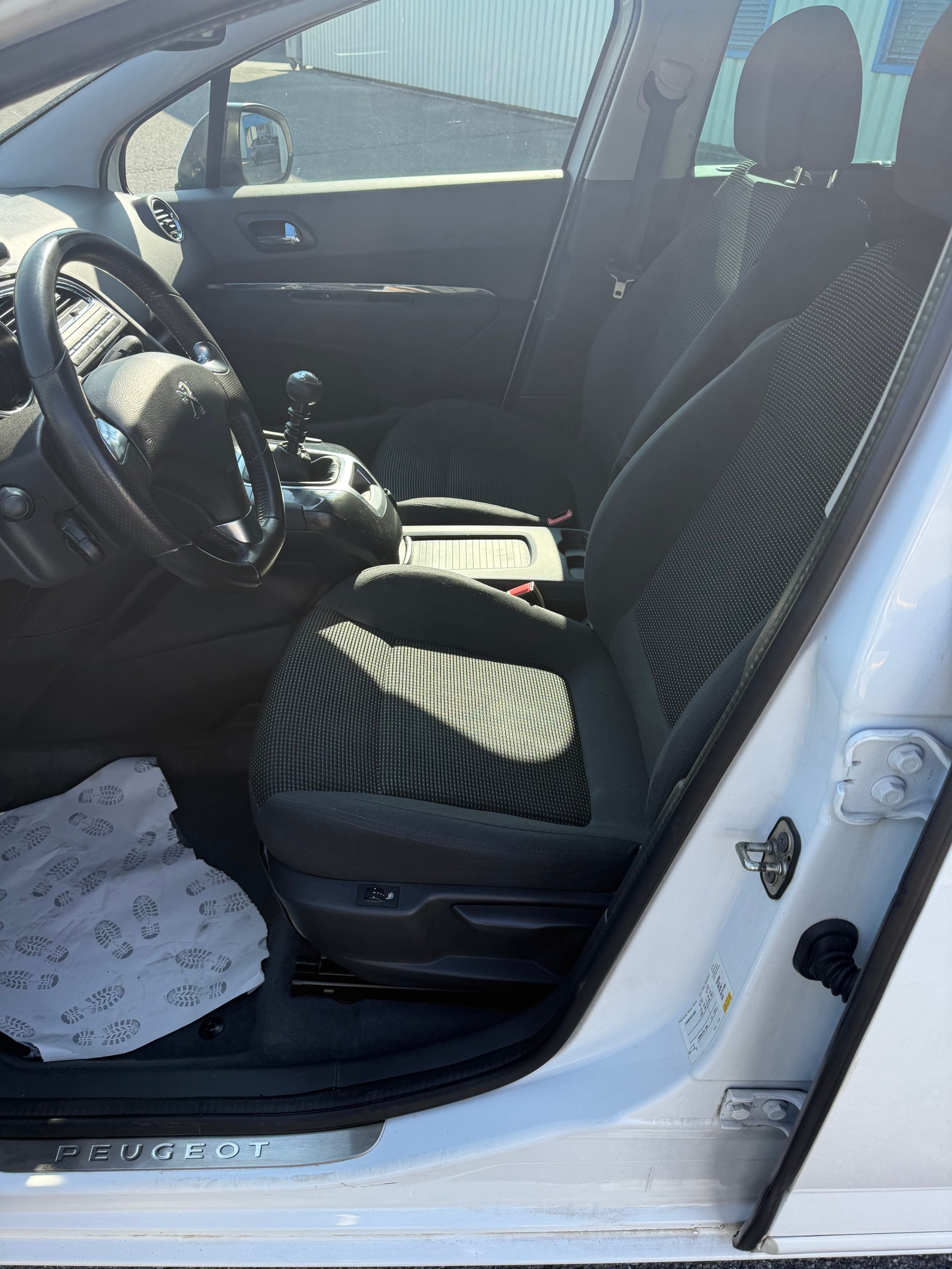 PEUGEOT 5008 2.0 BlueHDI Sensation-image-9