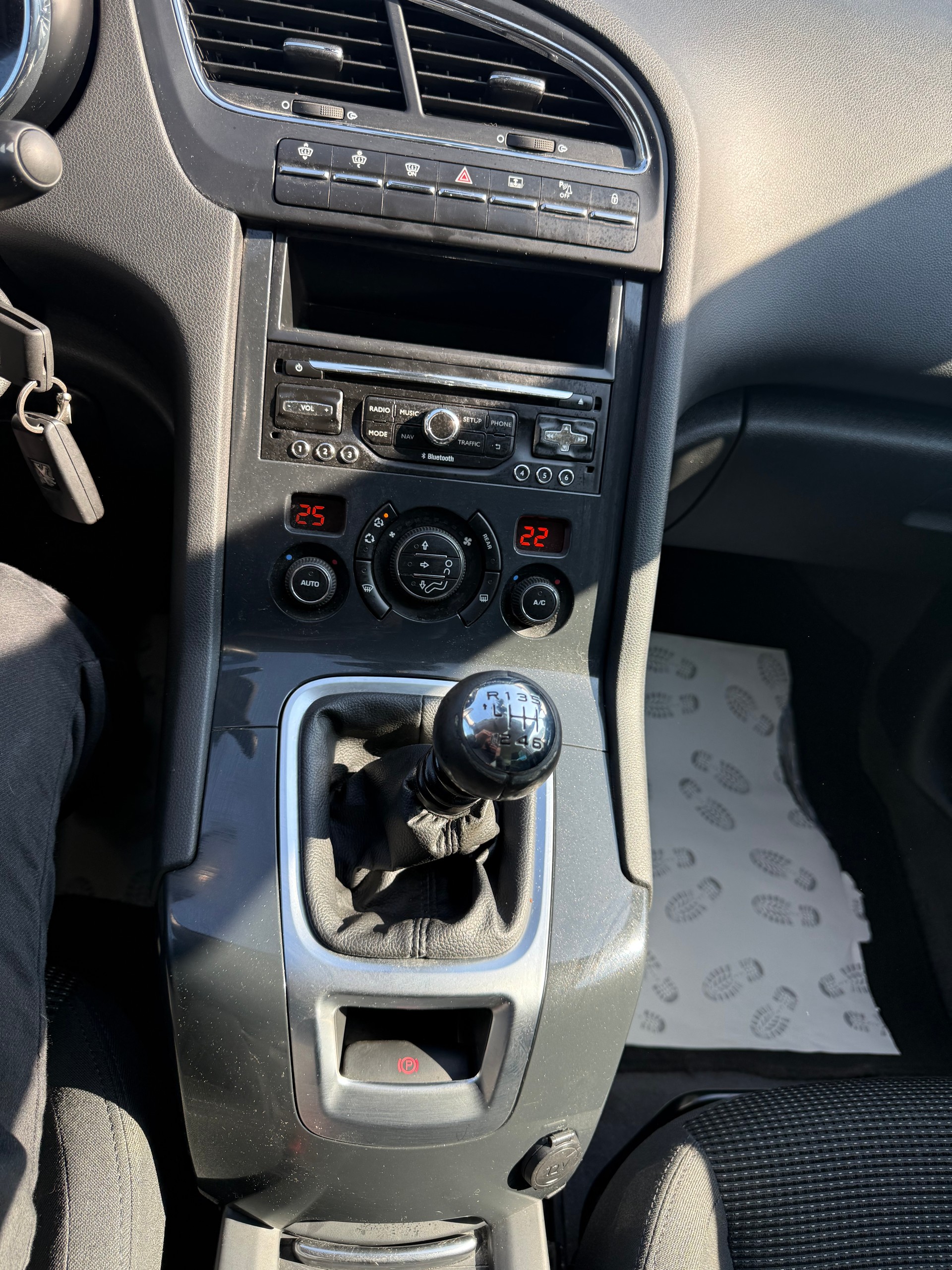 PEUGEOT 5008 2.0 BlueHDI Sensation-image-11