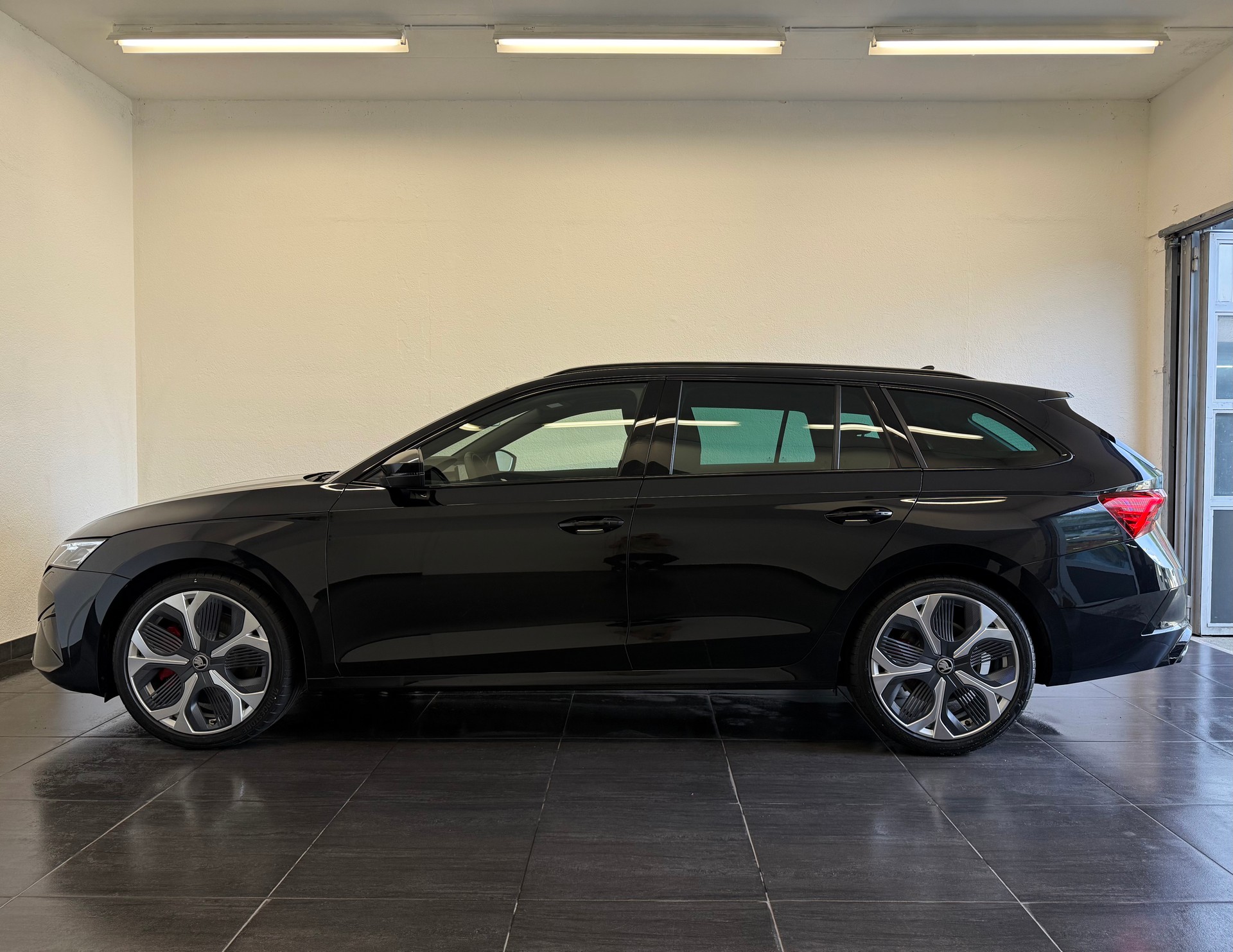 SKODA Octavia Combi 2.0 TSI DSG RS-image-6
