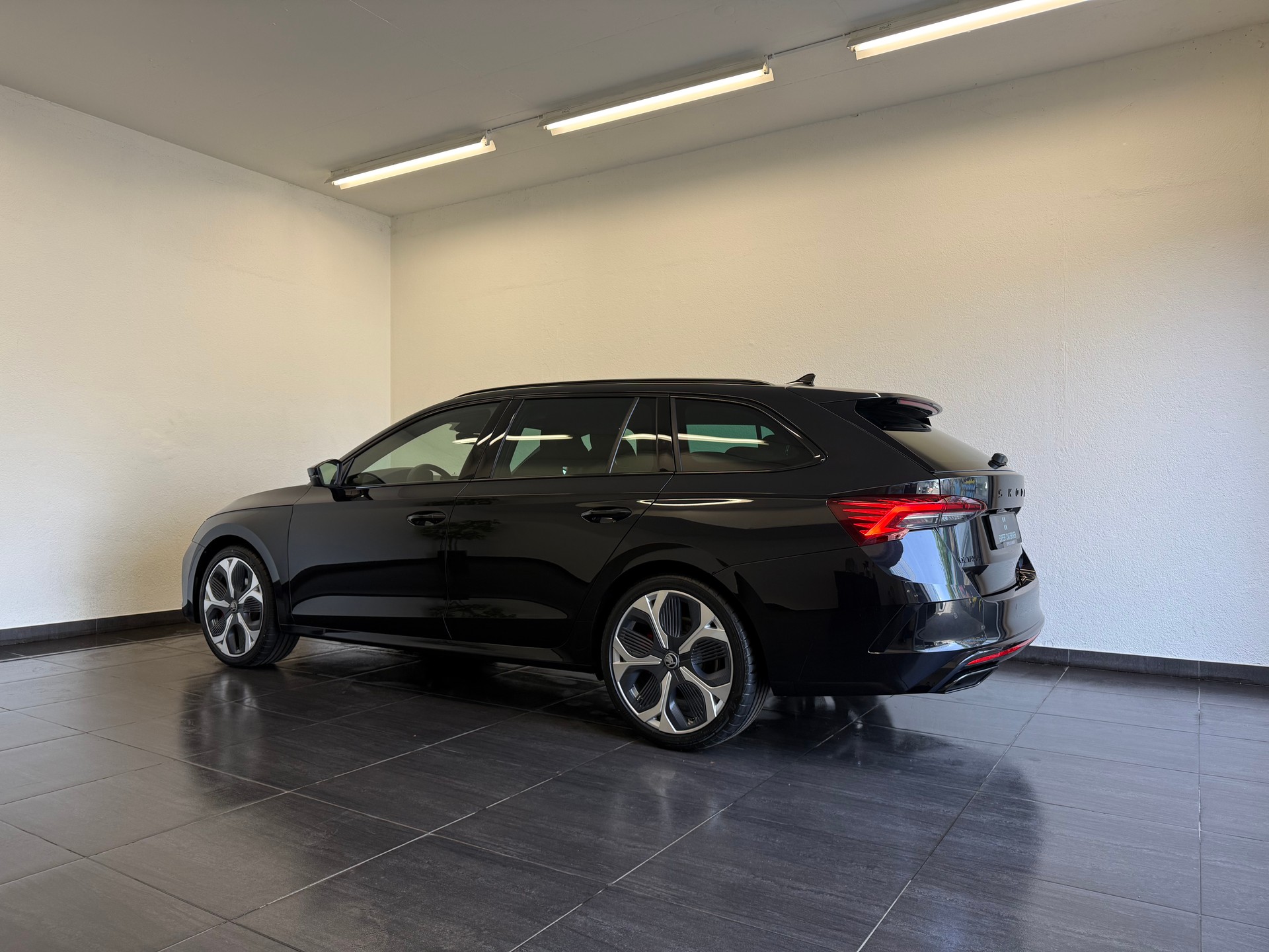 SKODA Octavia Combi 2.0 TSI DSG RS-image-8