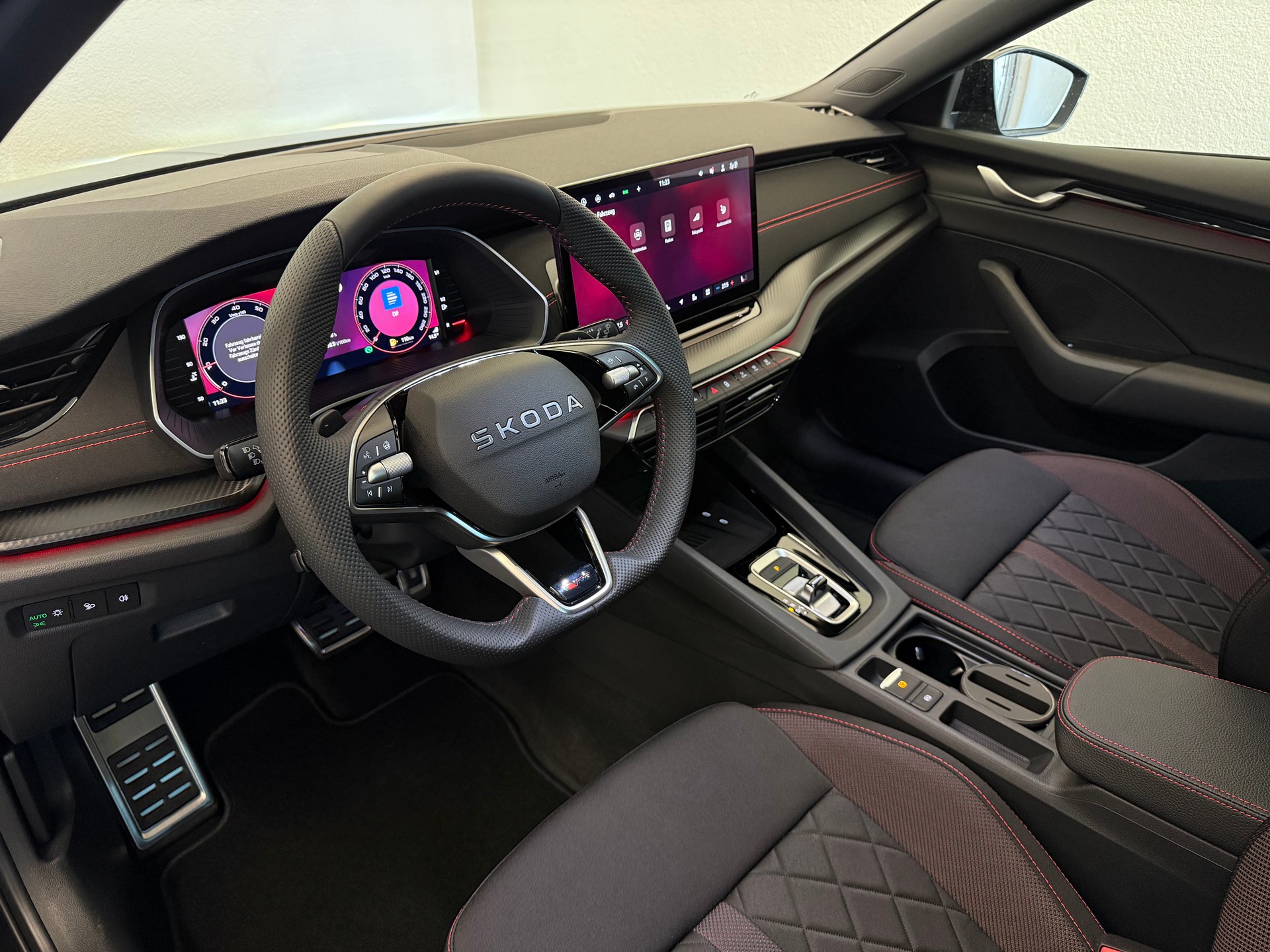 SKODA Octavia Combi 2.0 TSI DSG RS-image-17