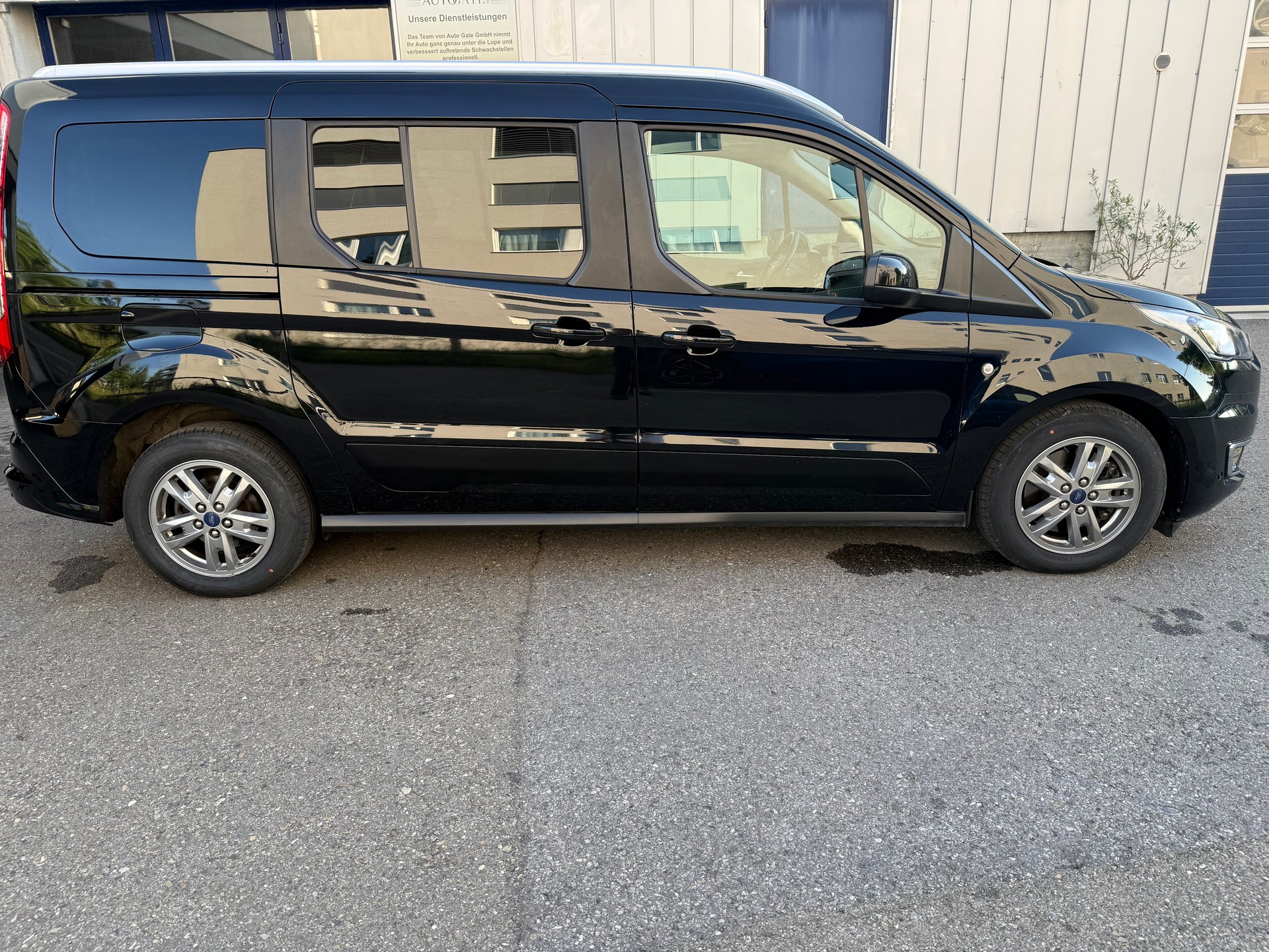 FORD Grand Tourneo Connect 1.5 EcoBlue Titanium Automat-image-3