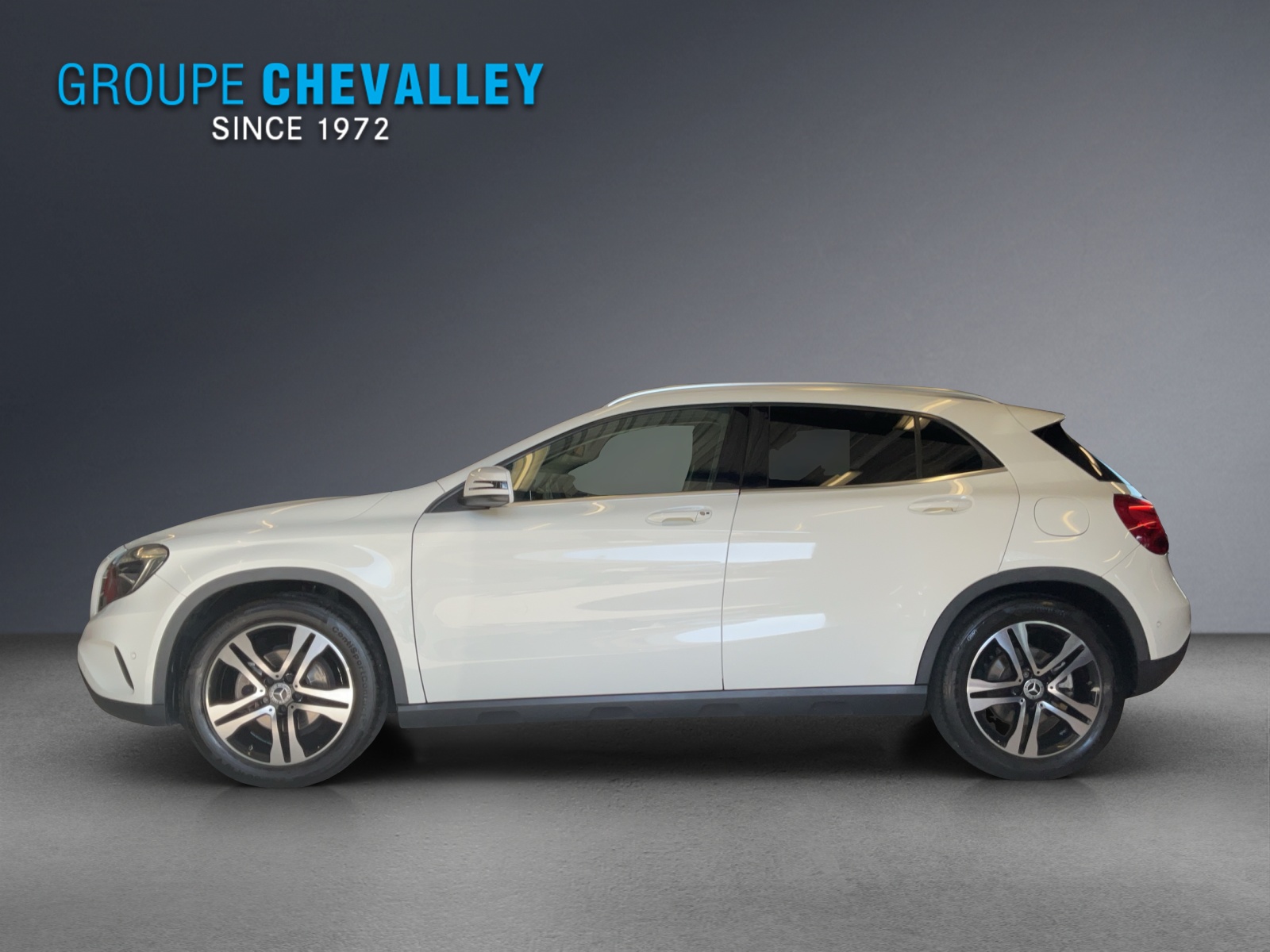 MERCEDES-BENZ GLA 200 Urban-showroom-element-2