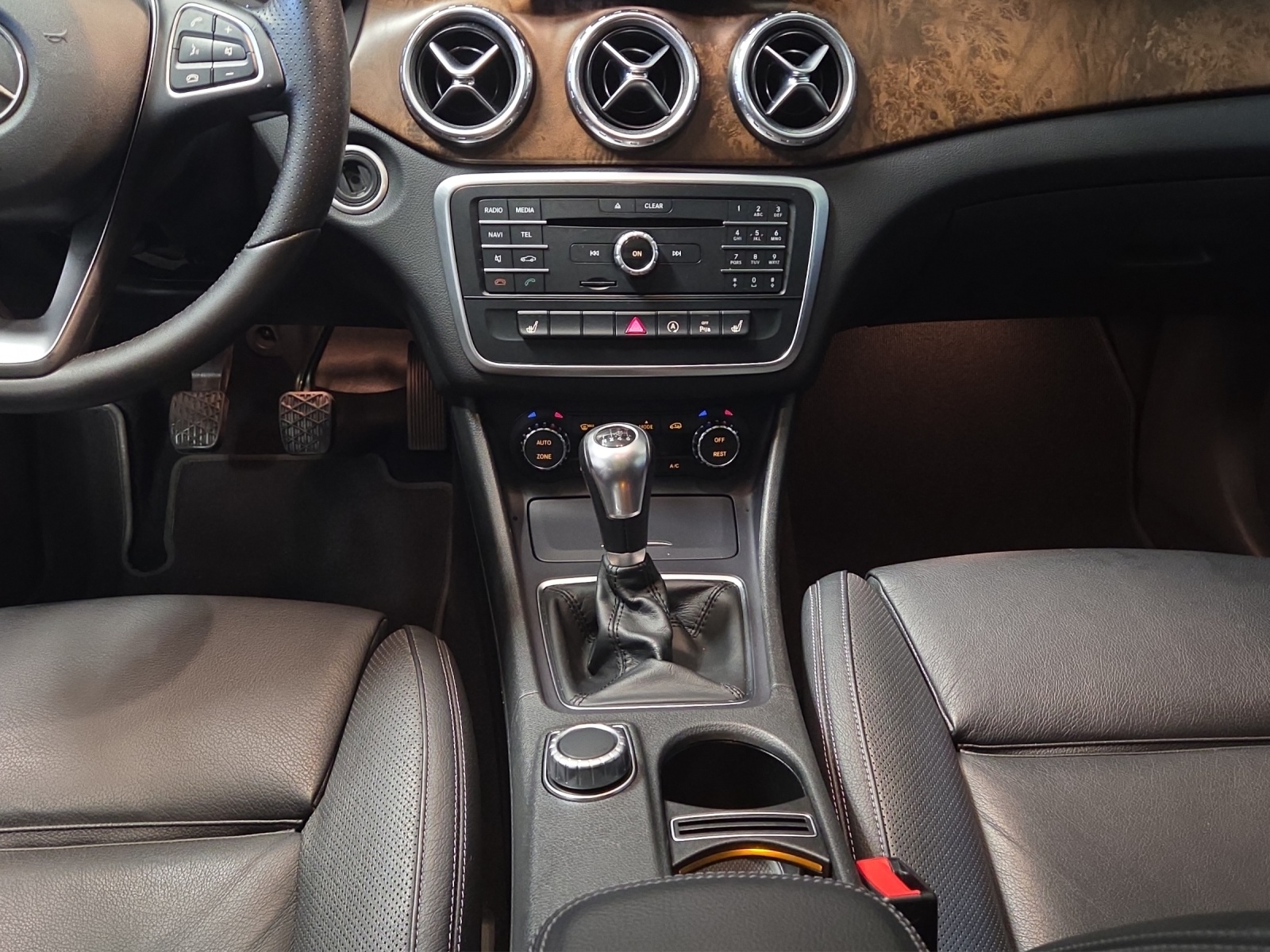 MERCEDES-BENZ GLA 200 Urban-image-15