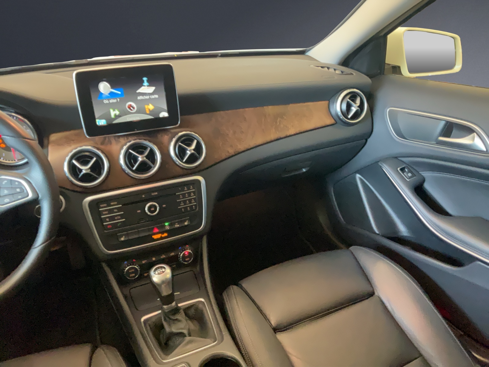 MERCEDES-BENZ GLA 200 Urban-image-14