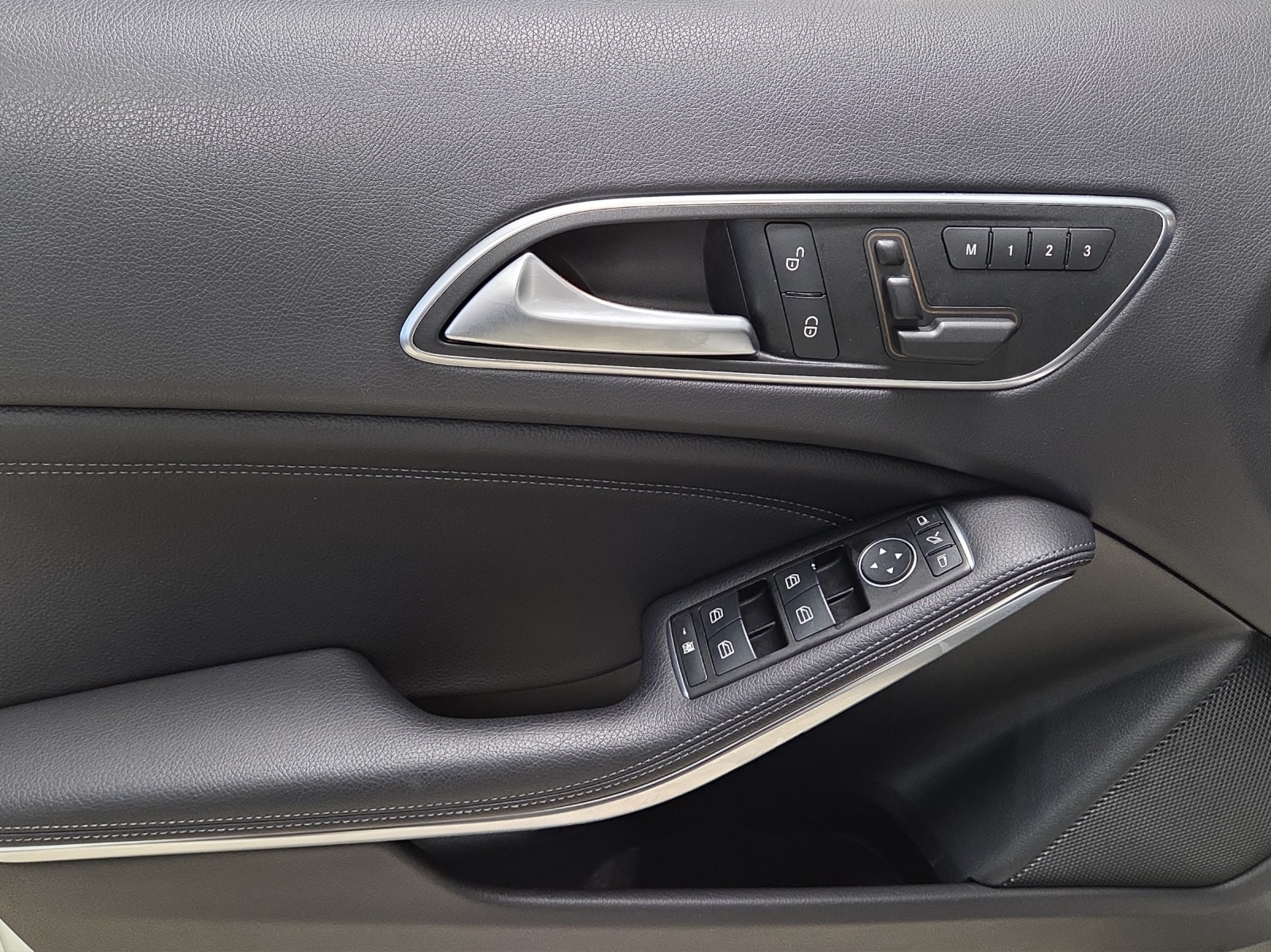 MERCEDES-BENZ GLA 200 Urban-image-8