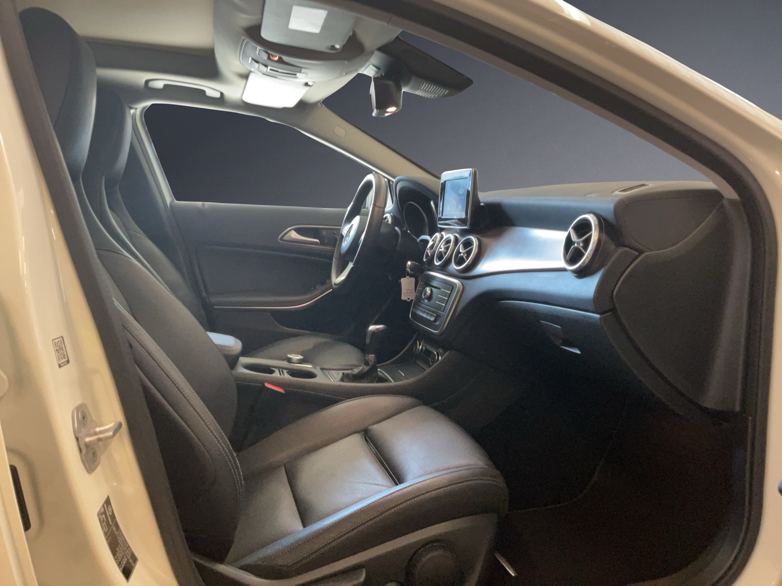 MERCEDES-BENZ GLA 200 Urban-image-9