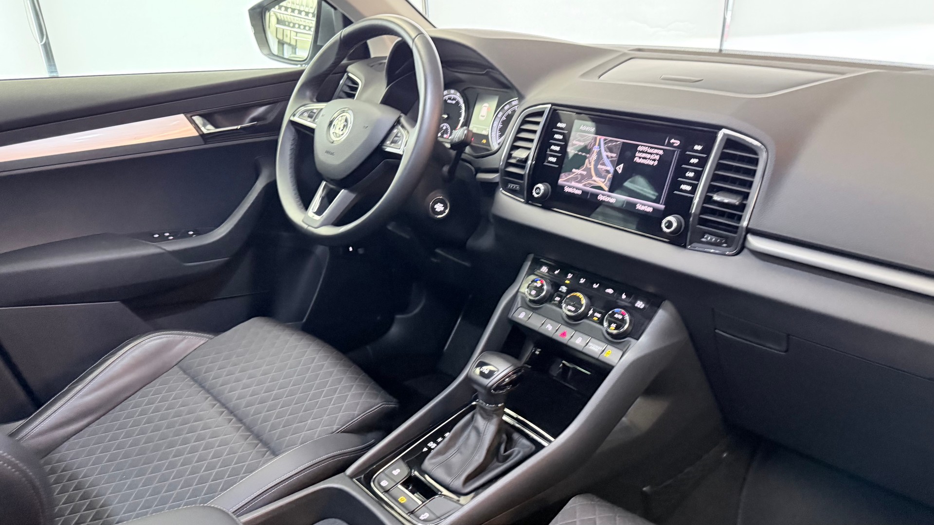 SKODA Karoq 1.6 TDI Smile DSG-showroom-element-1