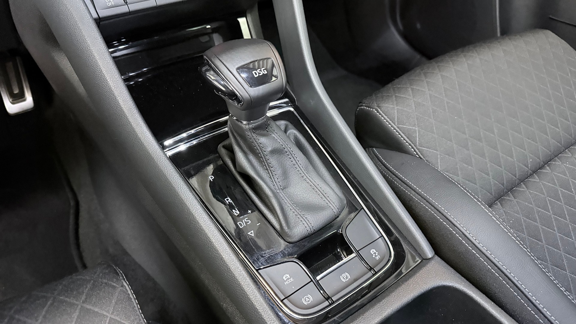 SKODA Karoq 1.6 TDI Smile DSG-image-11