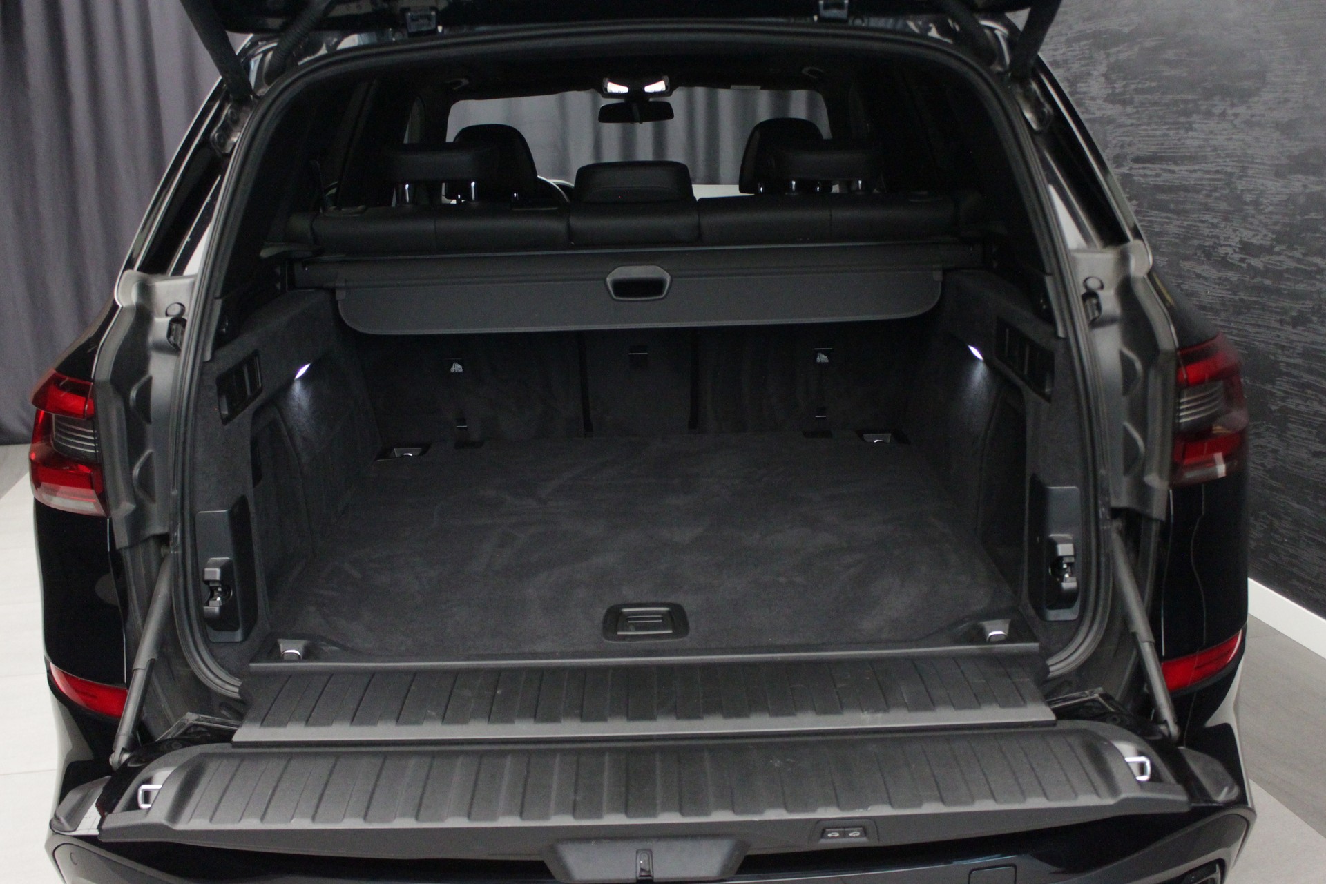 BMW X5 xDrive M50i Steptronic-image-13