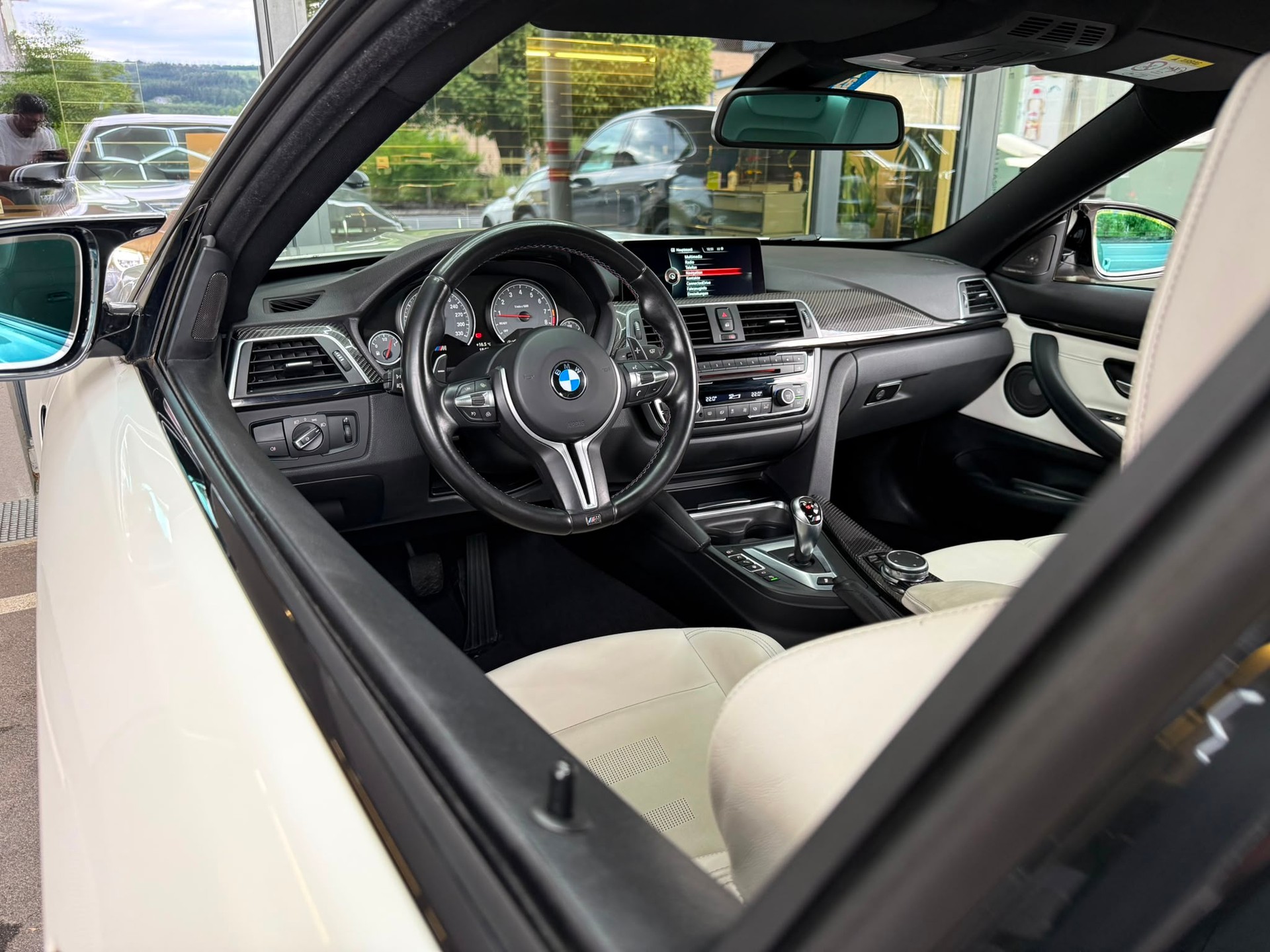 BMW M4 *HUD* *Harman/ Kardon* *360 Kamera* *Perlmuttweiss* *Original Zustand* Coupé DKG-image-27