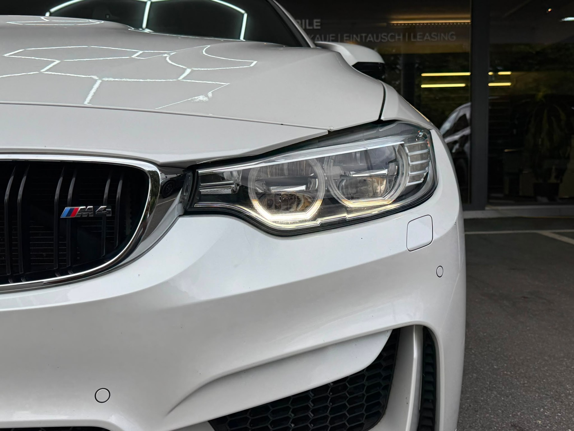 BMW M4 *HUD* *Harman/ Kardon* *360 Kamera* *Perlmuttweiss* *Original Zustand* Coupé DKG-showroom-element-2