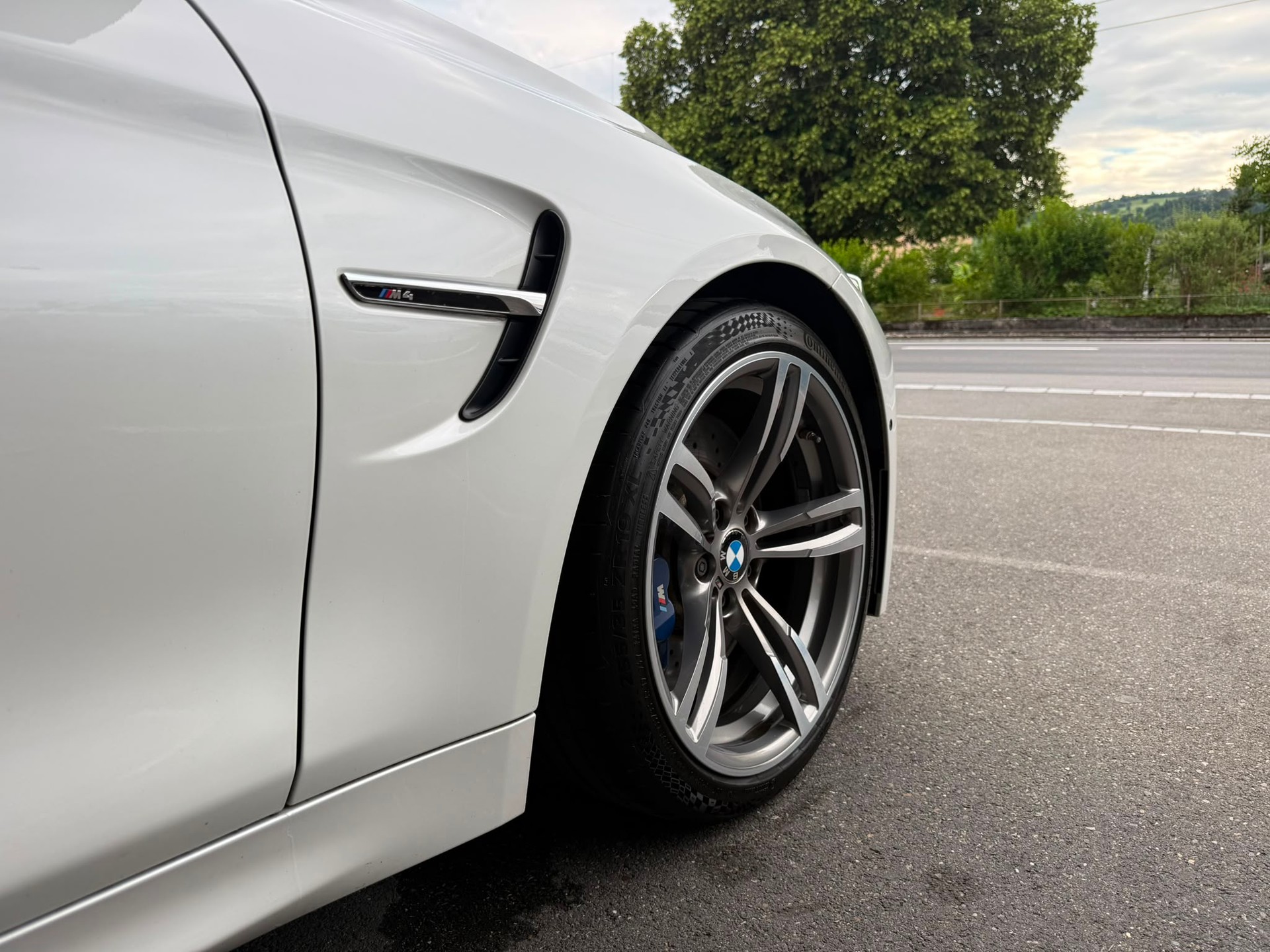 BMW M4 *HUD* *Harman/ Kardon* *360 Kamera* *Perlmuttweiss* *Original Zustand* Coupé DKG-image-4