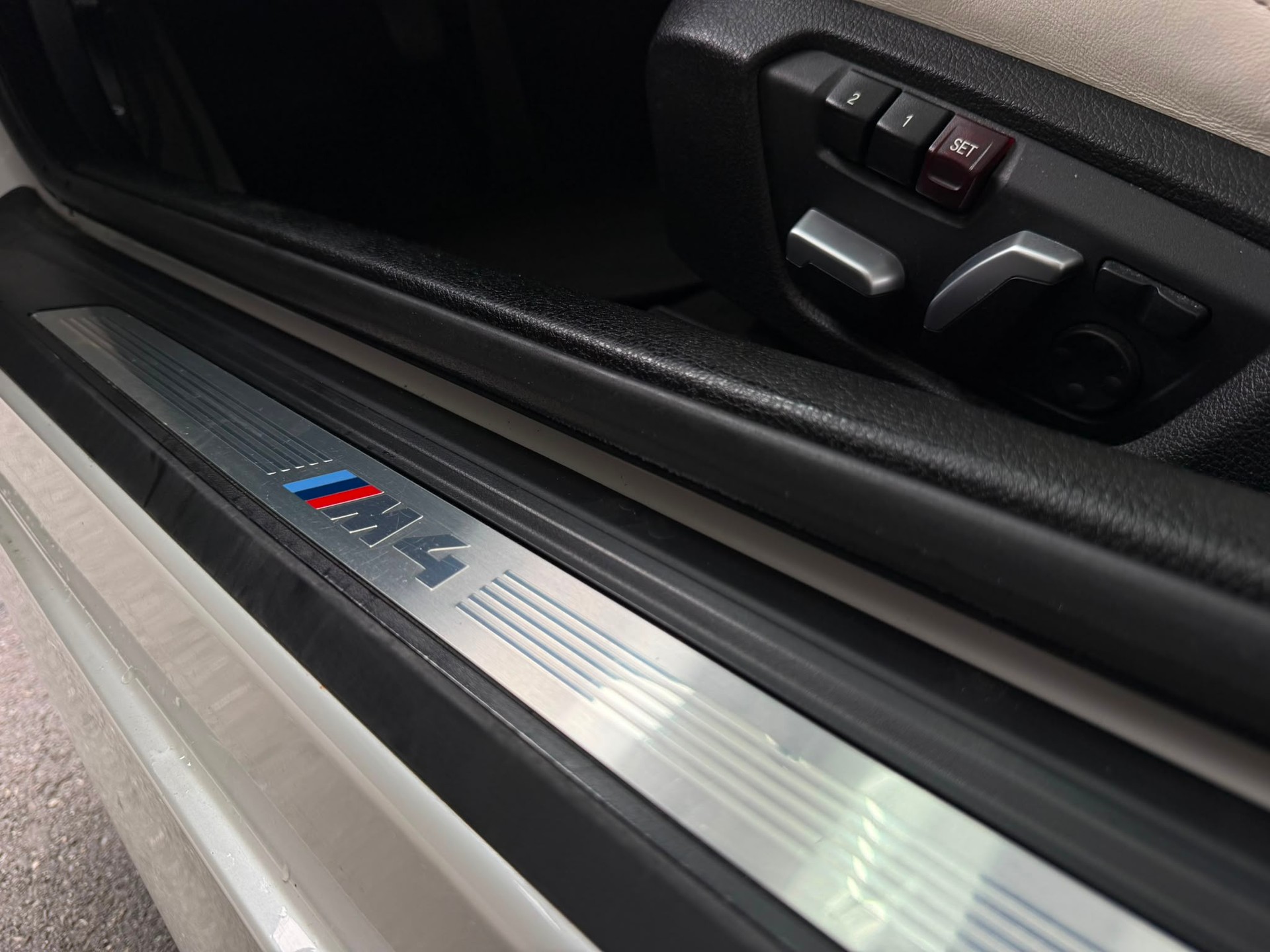 BMW M4 *HUD* *Harman/ Kardon* *360 Kamera* *Perlmuttweiss* *Original Zustand* Coupé DKG-image-15