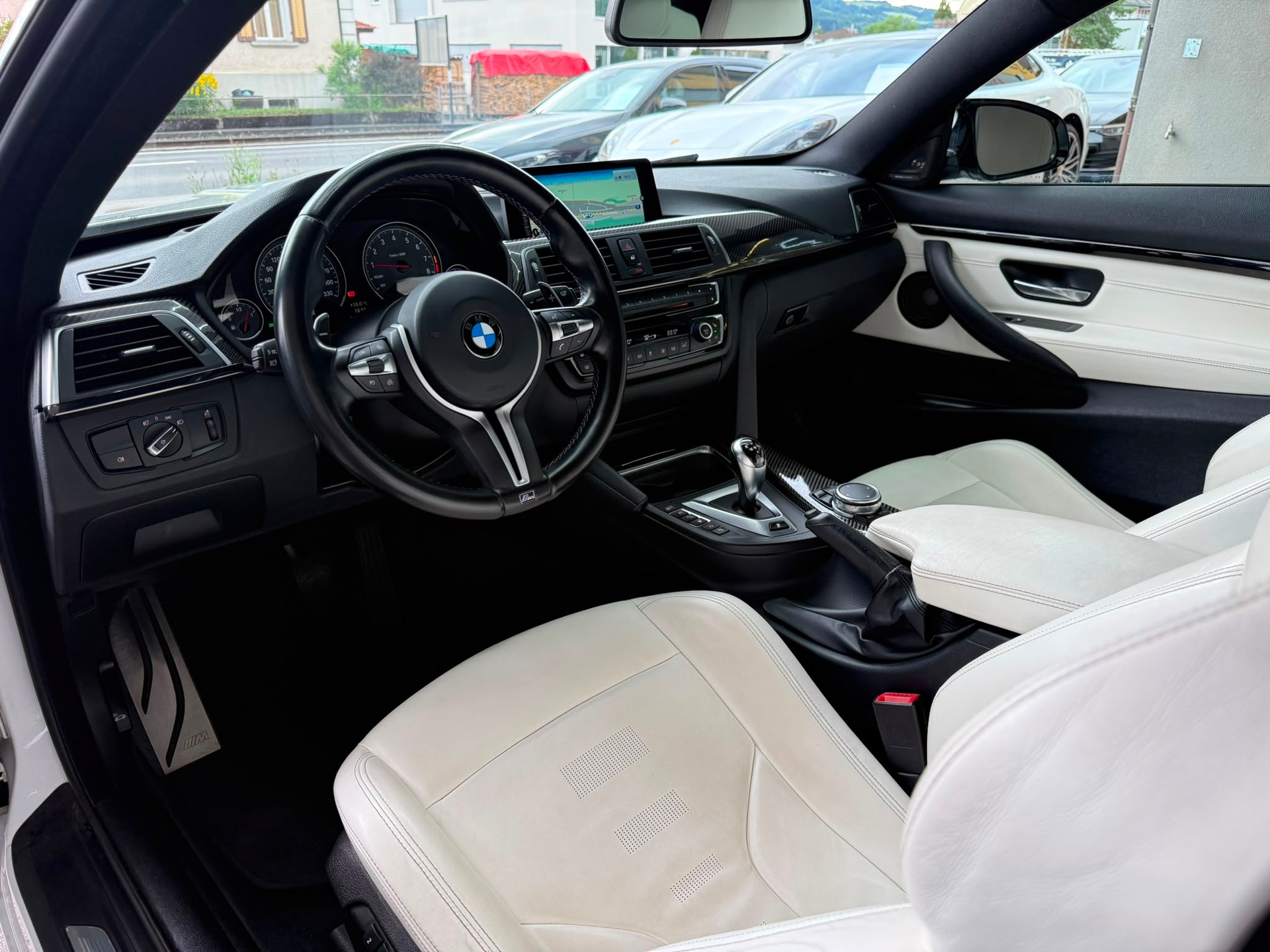 BMW M4 *HUD* *Harman/ Kardon* *360 Kamera* *Perlmuttweiss* *Original Zustand* Coupé DKG-image-13