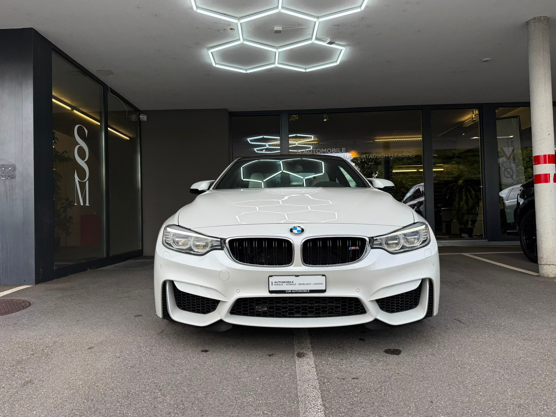 BMW M4 *HUD* *Harman/ Kardon* *360 Kamera* *Perlmuttweiss* *Original Zustand* Coupé DKG-showroom-element-1