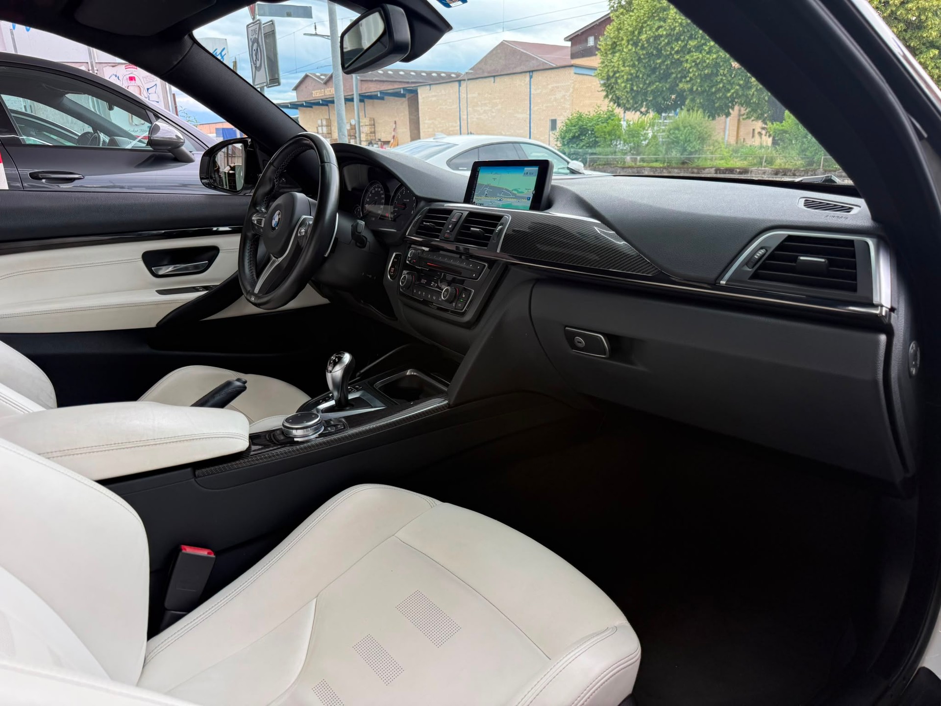 BMW M4 *HUD* *Harman/ Kardon* *360 Kamera* *Perlmuttweiss* *Original Zustand* Coupé DKG-image-18