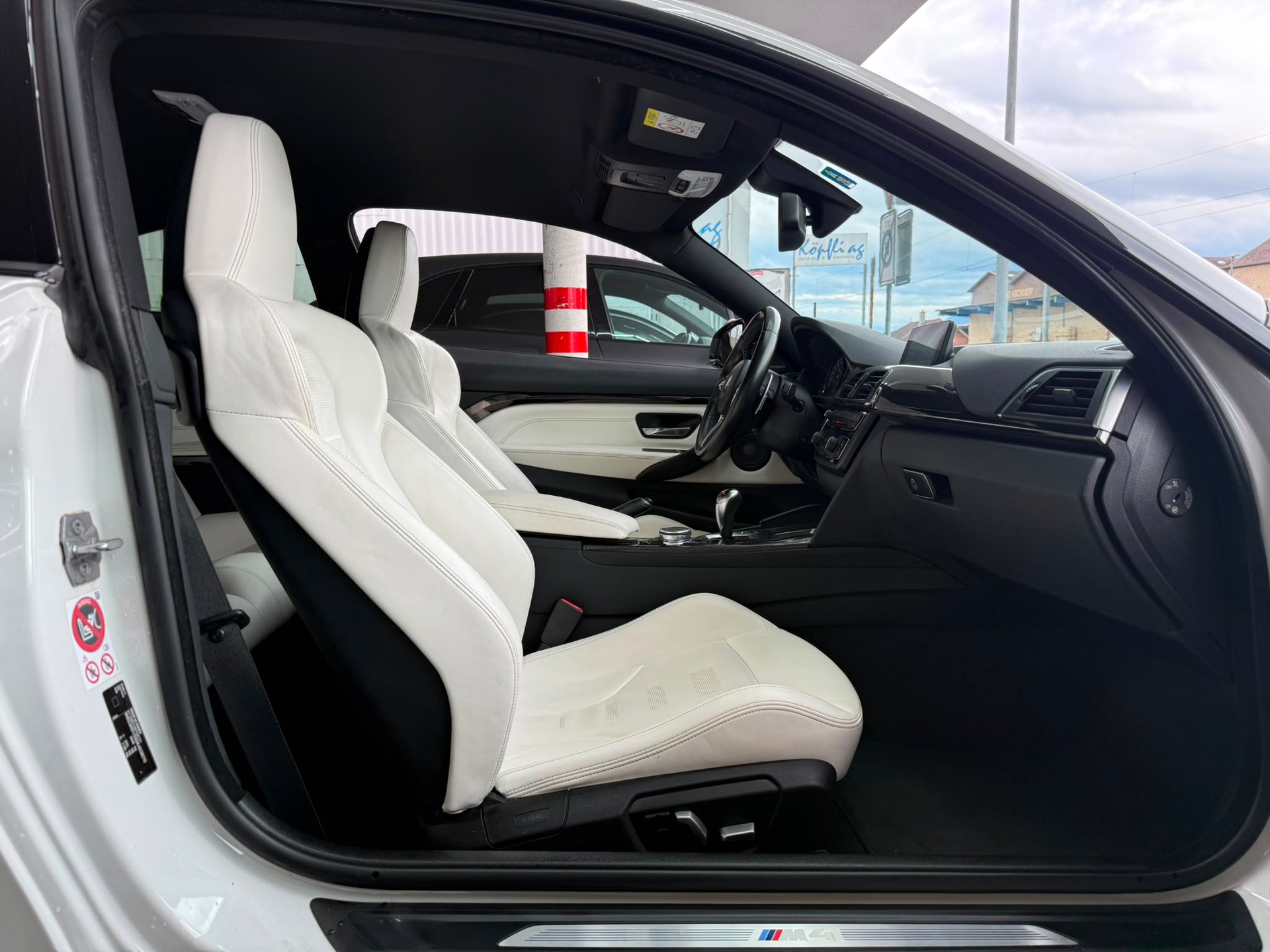 BMW M4 *HUD* *Harman/ Kardon* *360 Kamera* *Perlmuttweiss* *Original Zustand* Coupé DKG-image-19