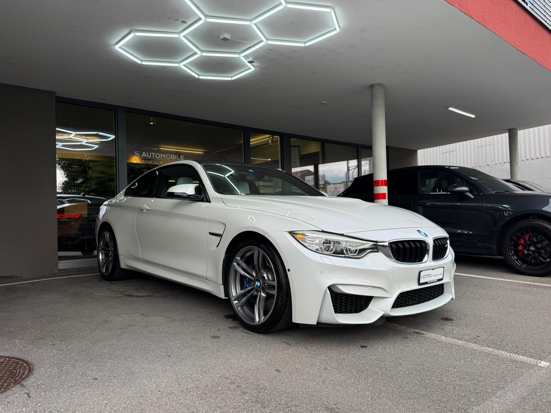 BMW M4 *HUD* *Harman/ Kardon* *360 Kamera* *Perlmuttweiss* *Original Zustand* Coupé DKG-showroom-element-3