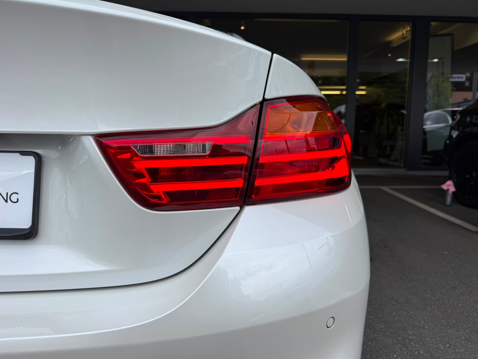 BMW M4 *HUD* *Harman/ Kardon* *360 Kamera* *Perlmuttweiss* *Original Zustand* Coupé DKG-image-11