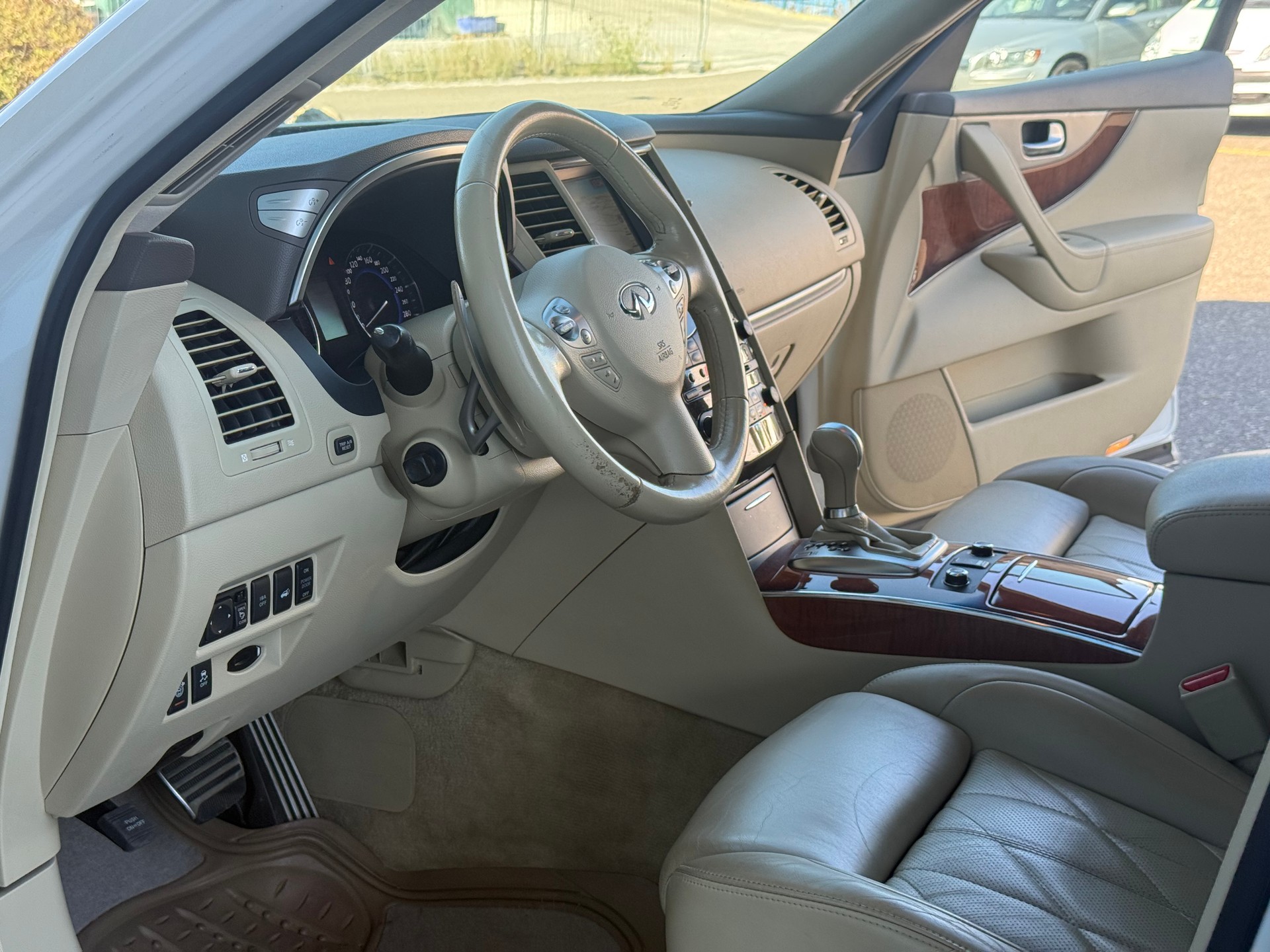 INFINITI QX70 3.0d S Premium AWD Automatic-image-5