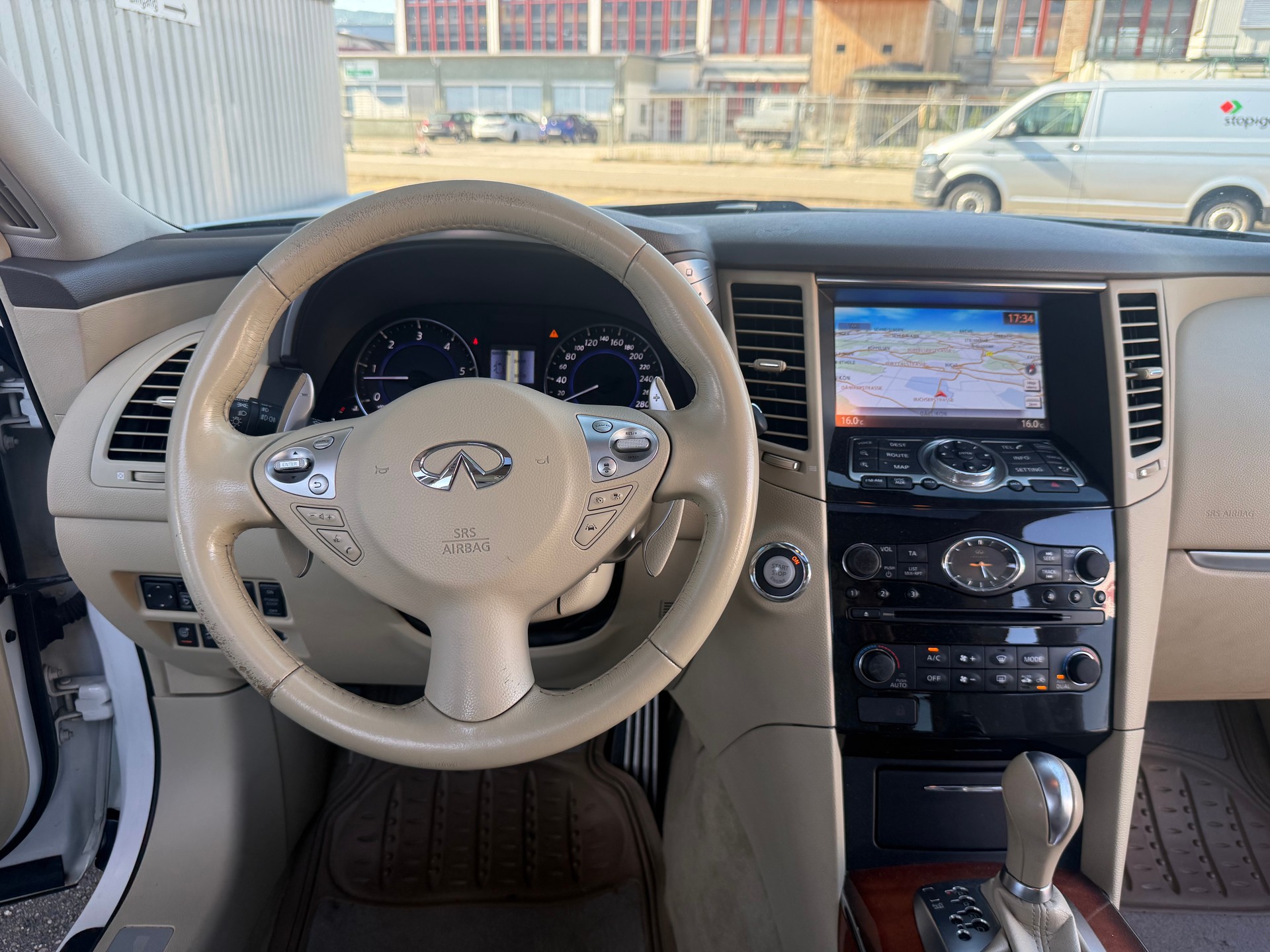 INFINITI QX70 3.0d S Premium AWD Automatic-image-2