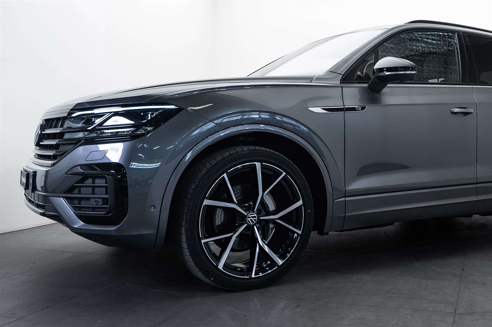 VW Touareg 3.0 TDI R Line Tiptronic 285PS-showroom-element-1