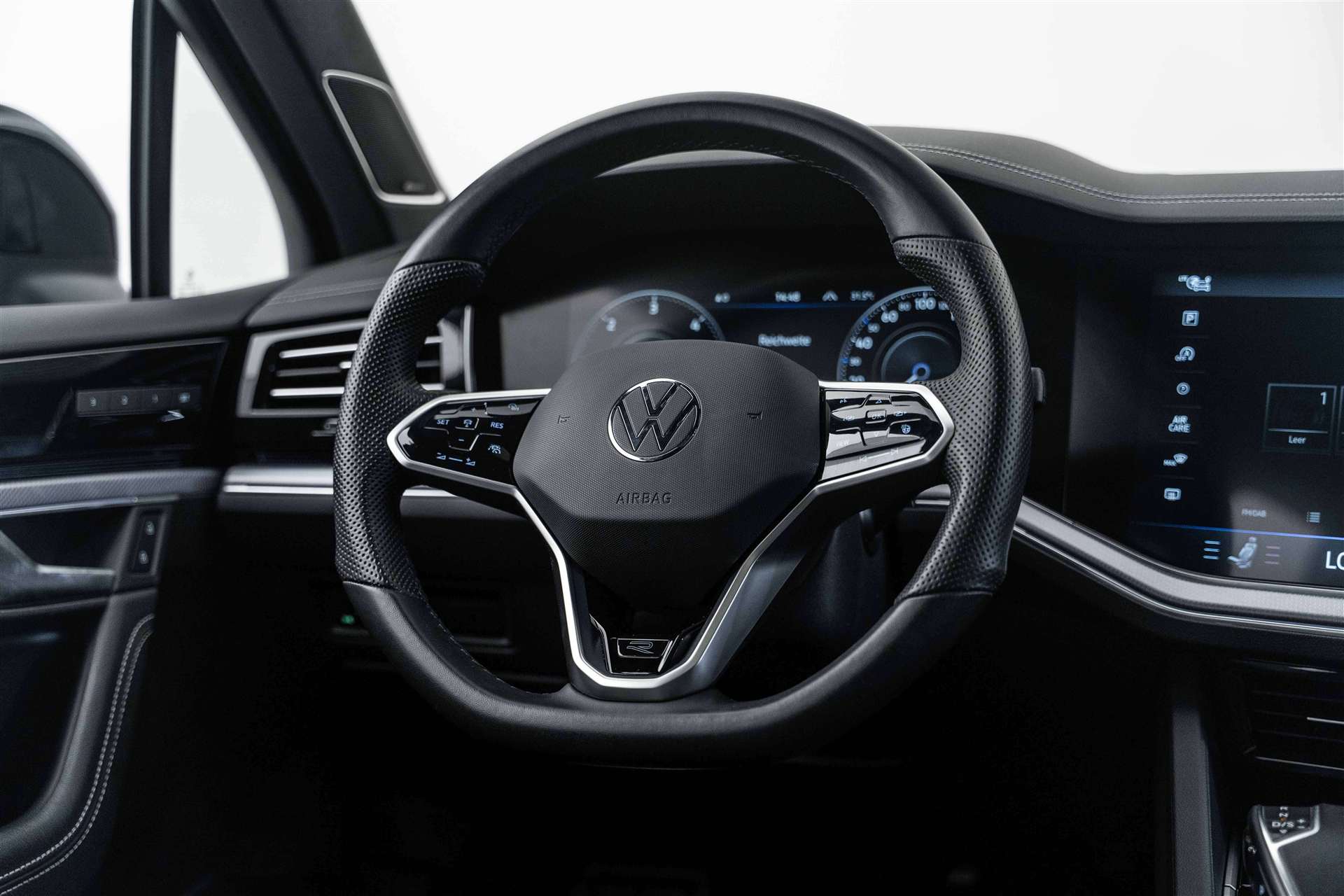 VW Touareg 3.0 TDI R Line Tiptronic 285PS-image-11