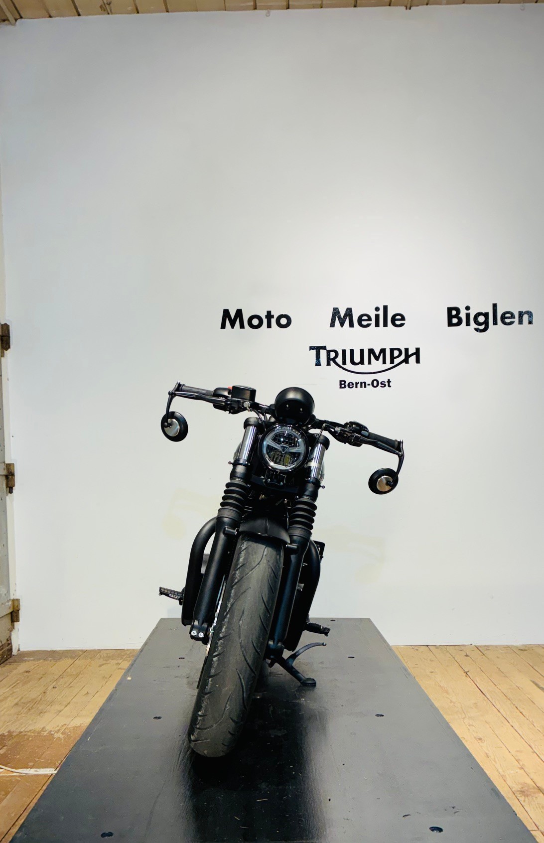 TRIUMPH Bonneville 1200 Bobber Black ABS-showroom-element-3