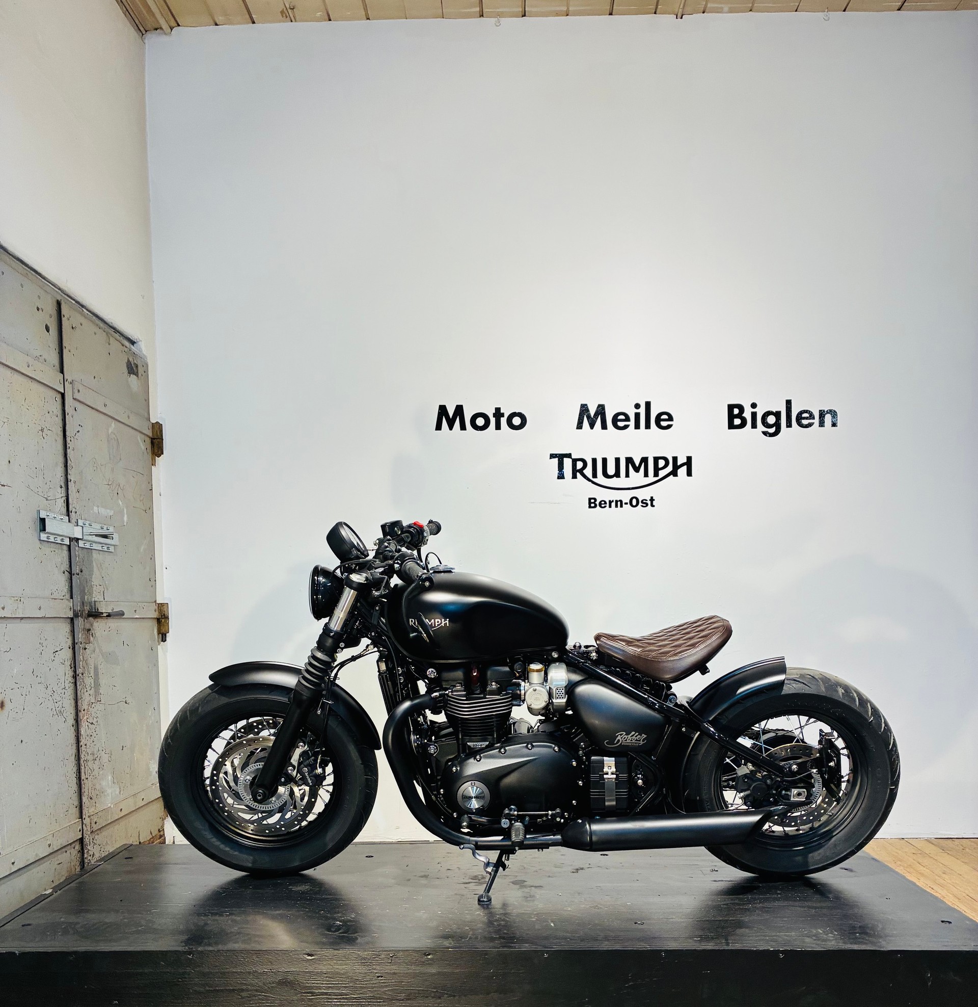 TRIUMPH Bonneville 1200 Bobber Black ABS-showroom-element-1