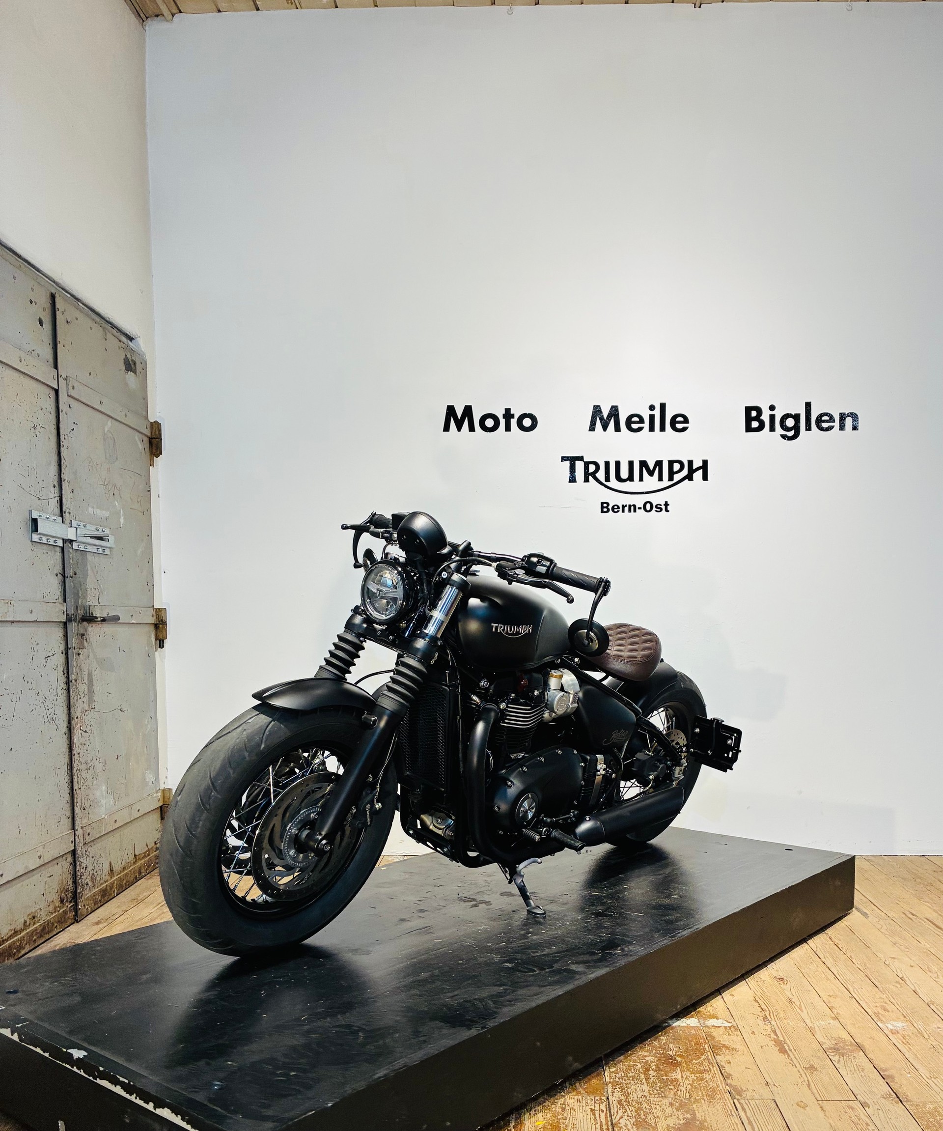 TRIUMPH Bonneville 1200 Bobber Black ABS-showroom-element-2