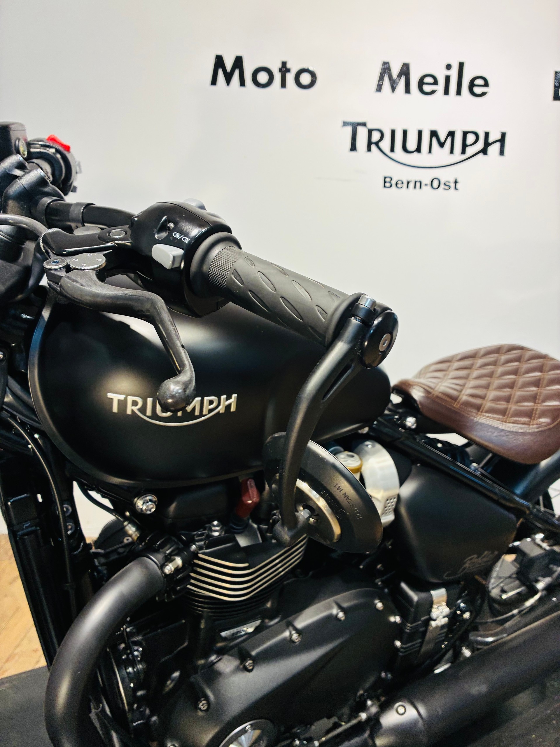 TRIUMPH Bonneville 1200 Bobber Black ABS-image-9