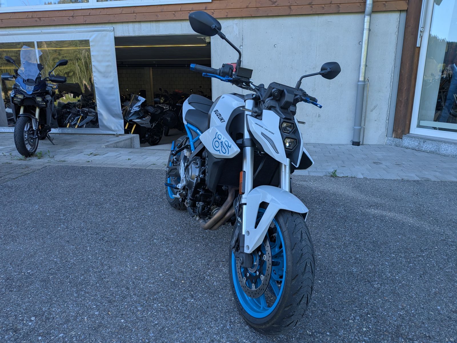 SUZUKI GSX 8 S-image-1