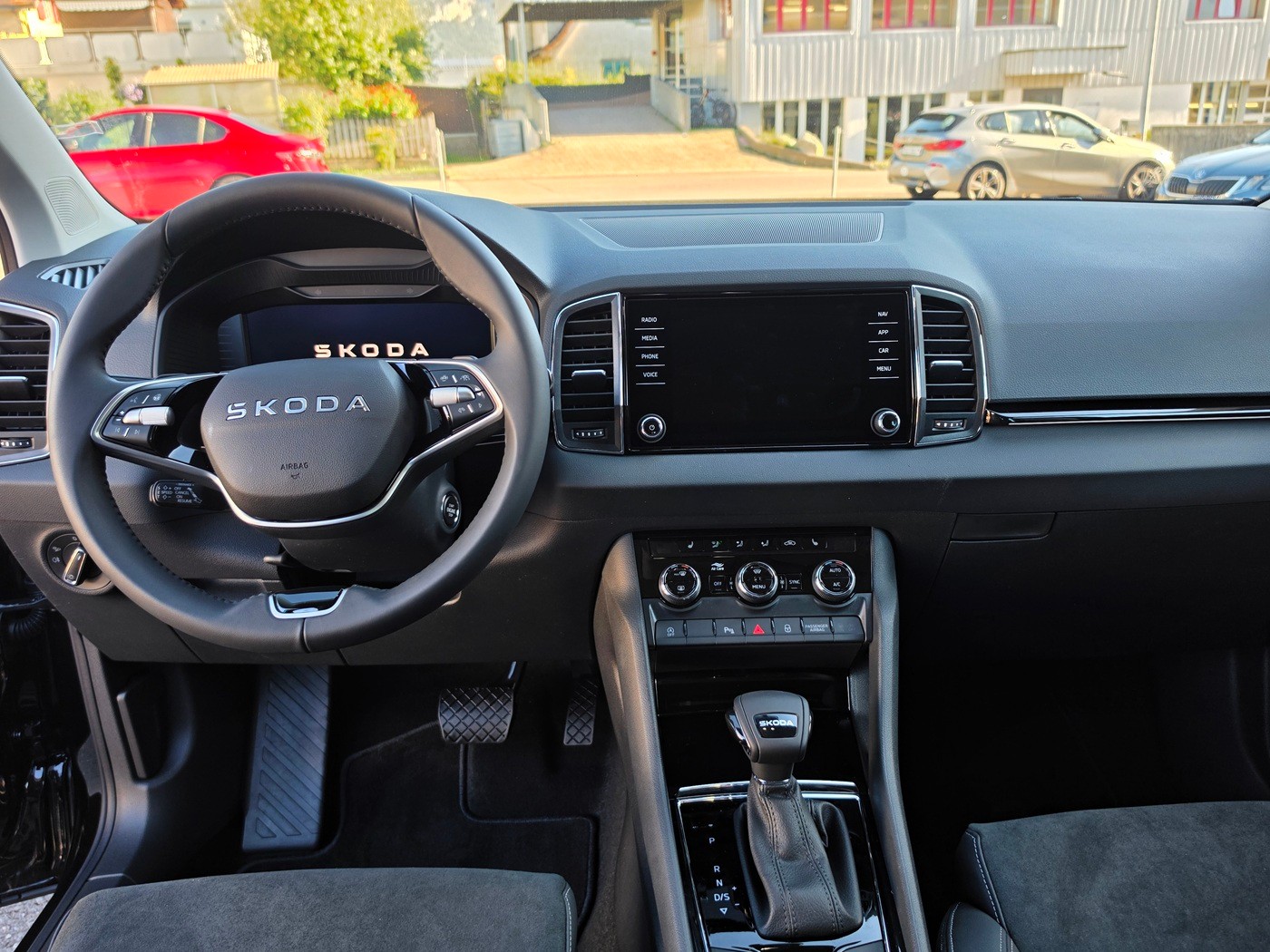 SKODA Karoq 1.5 TSI Dynamic DSG-image-15