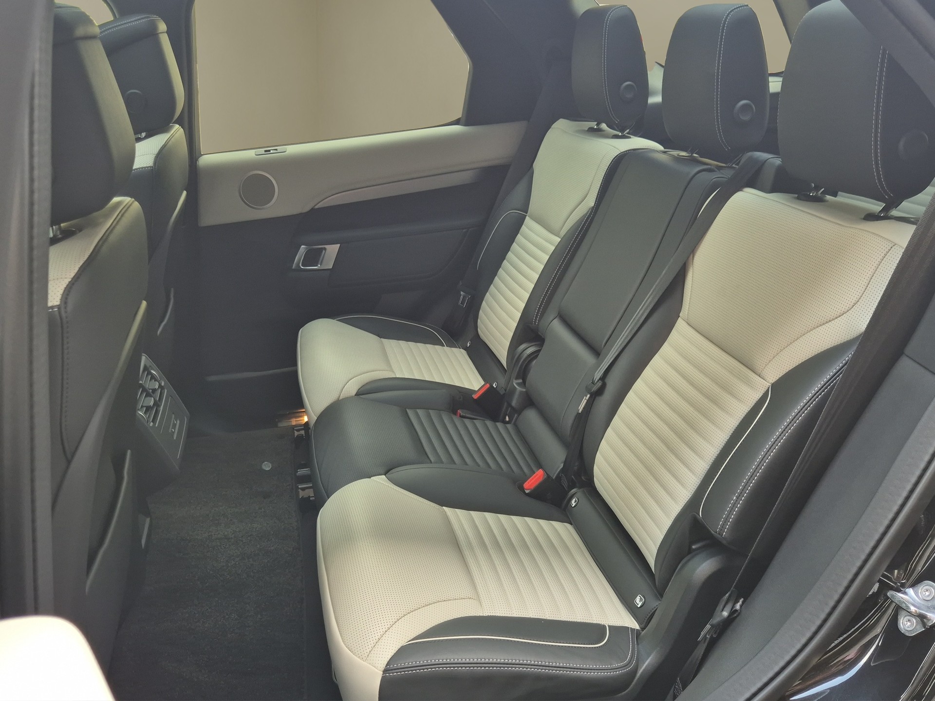 LAND ROVER Discovery 3.0 i6 360 R-Dynamic HSE AWD Automatic-image-13