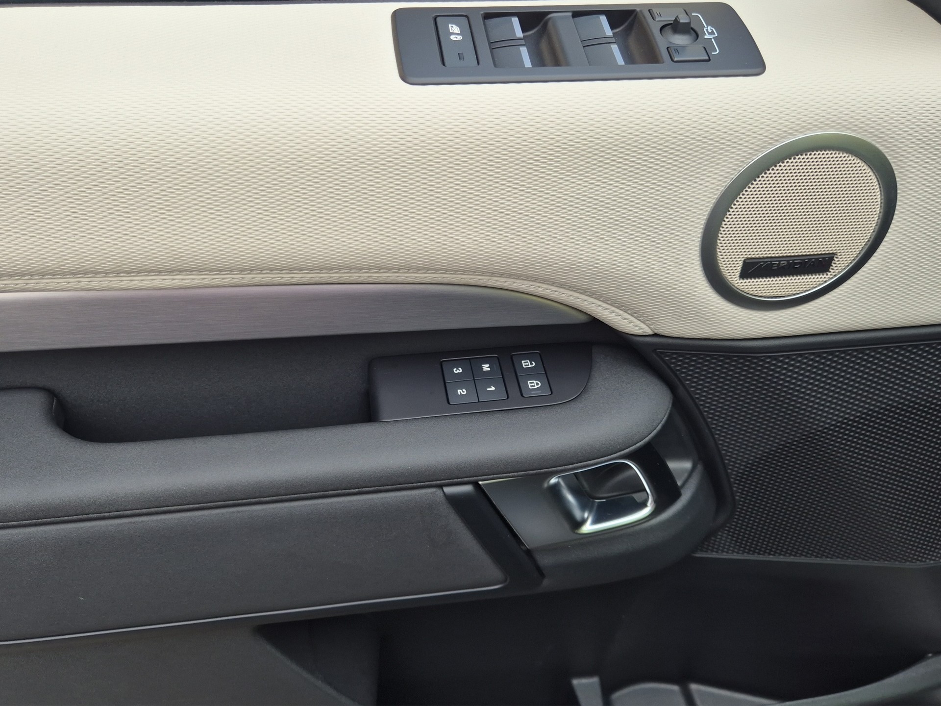 LAND ROVER Discovery 3.0 i6 360 R-Dynamic HSE AWD Automatic-image-14