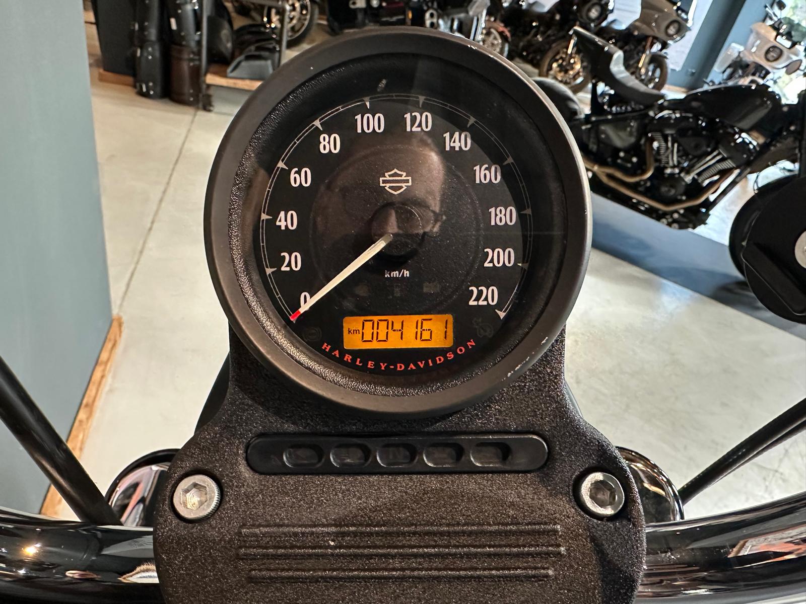 HARLEY-DAVIDSON XL 883 R Sportster Roadster ABS Modèle 2014-image-10