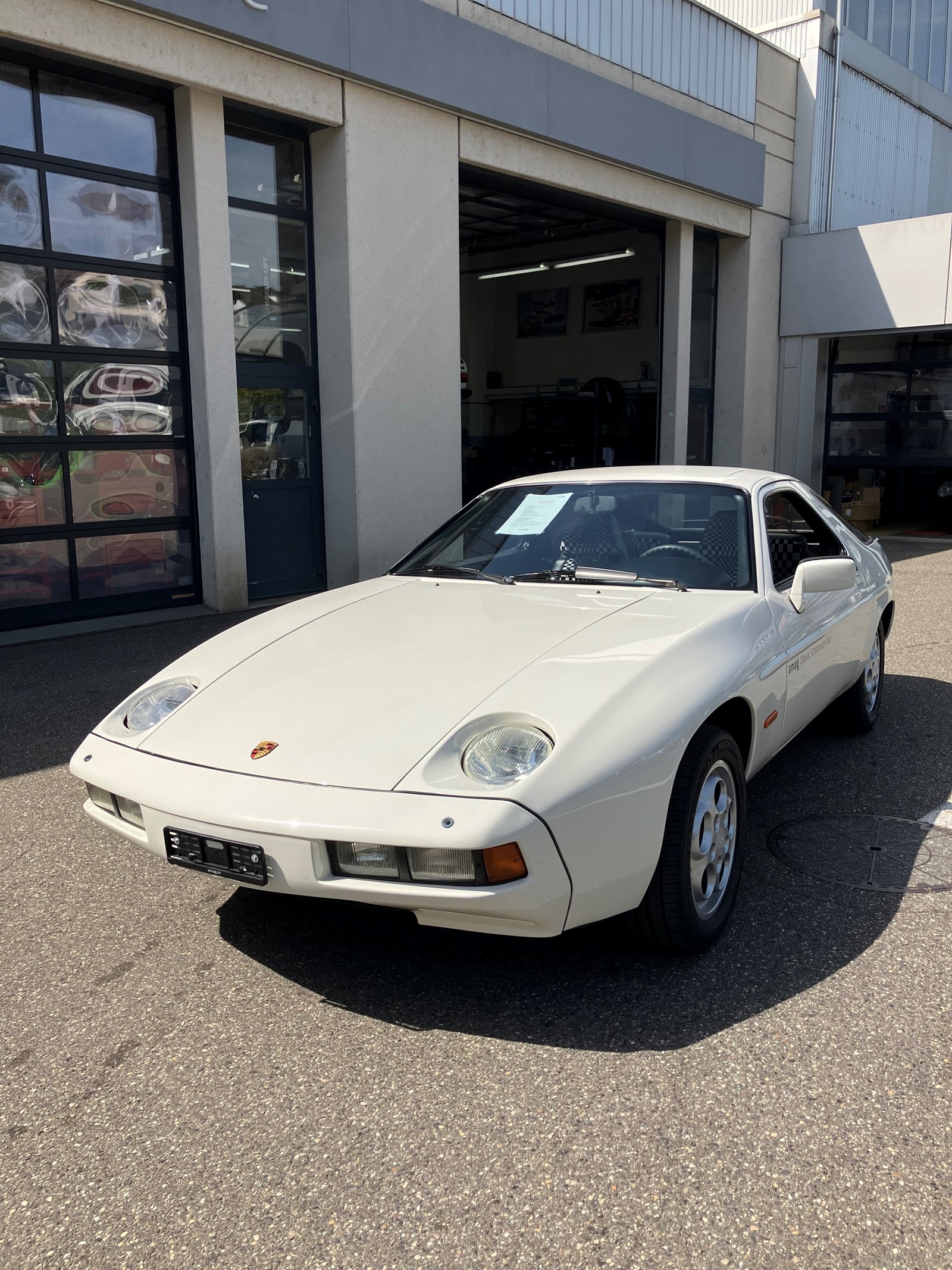 PORSCHE 928-showroom-element-1