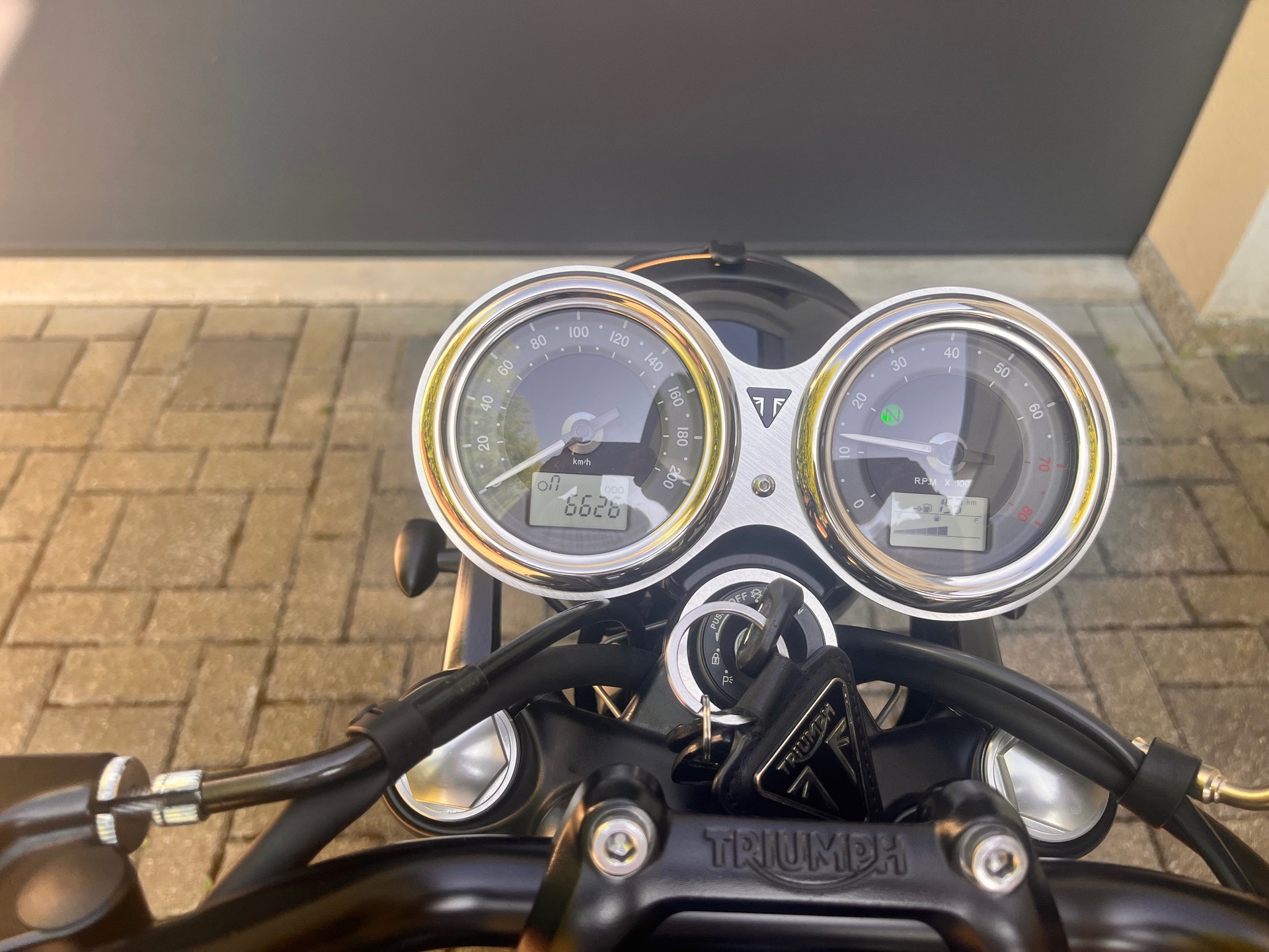 TRIUMPH Bonneville 900 T 100 Black ABS / Special-image-7