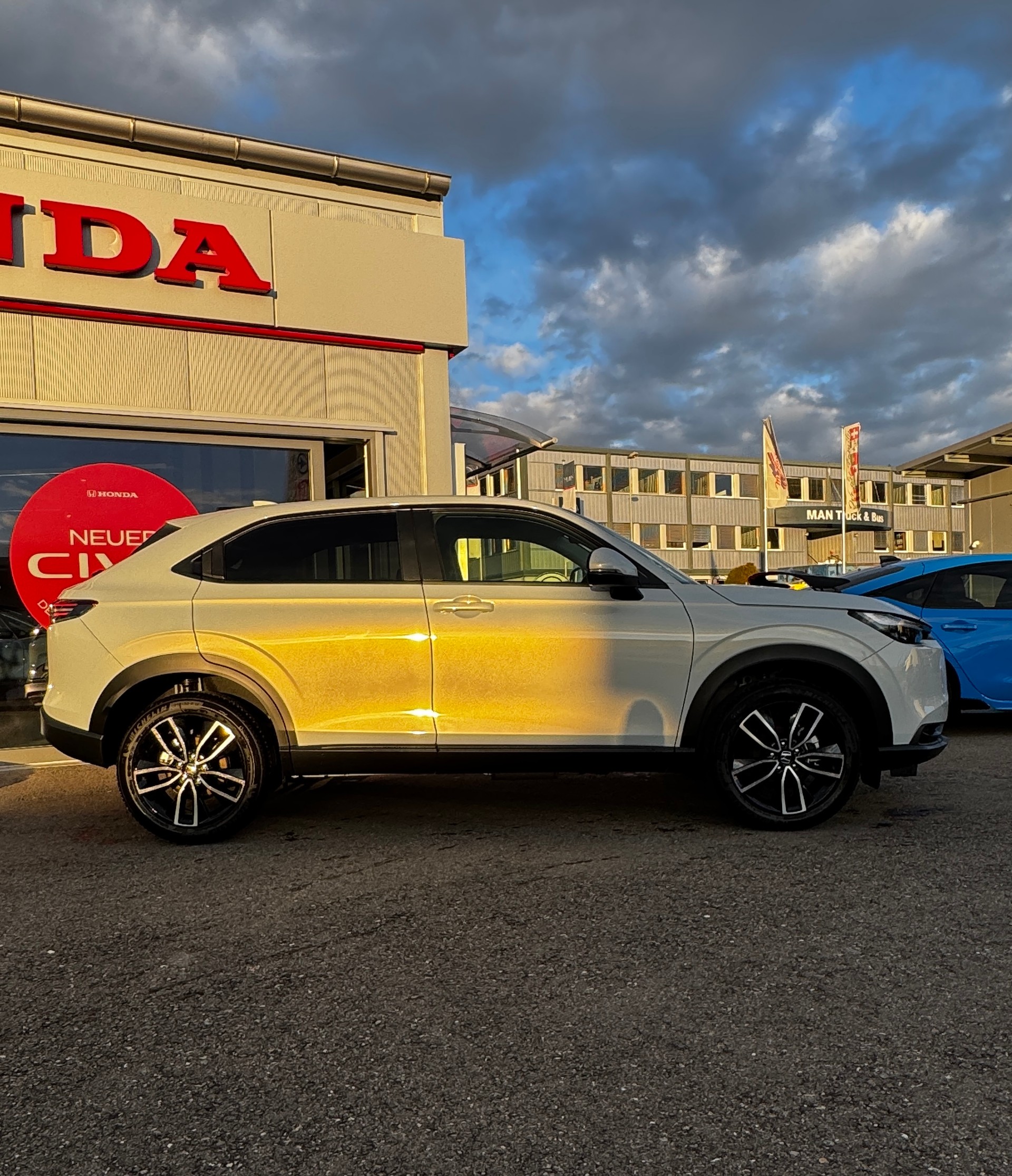 HONDA HR-V e:HEV 1.5l Elegance eCVT 1.9% Leasing Aktion unschlagbar mit 8 Jahren Garantie-showroom-element-3