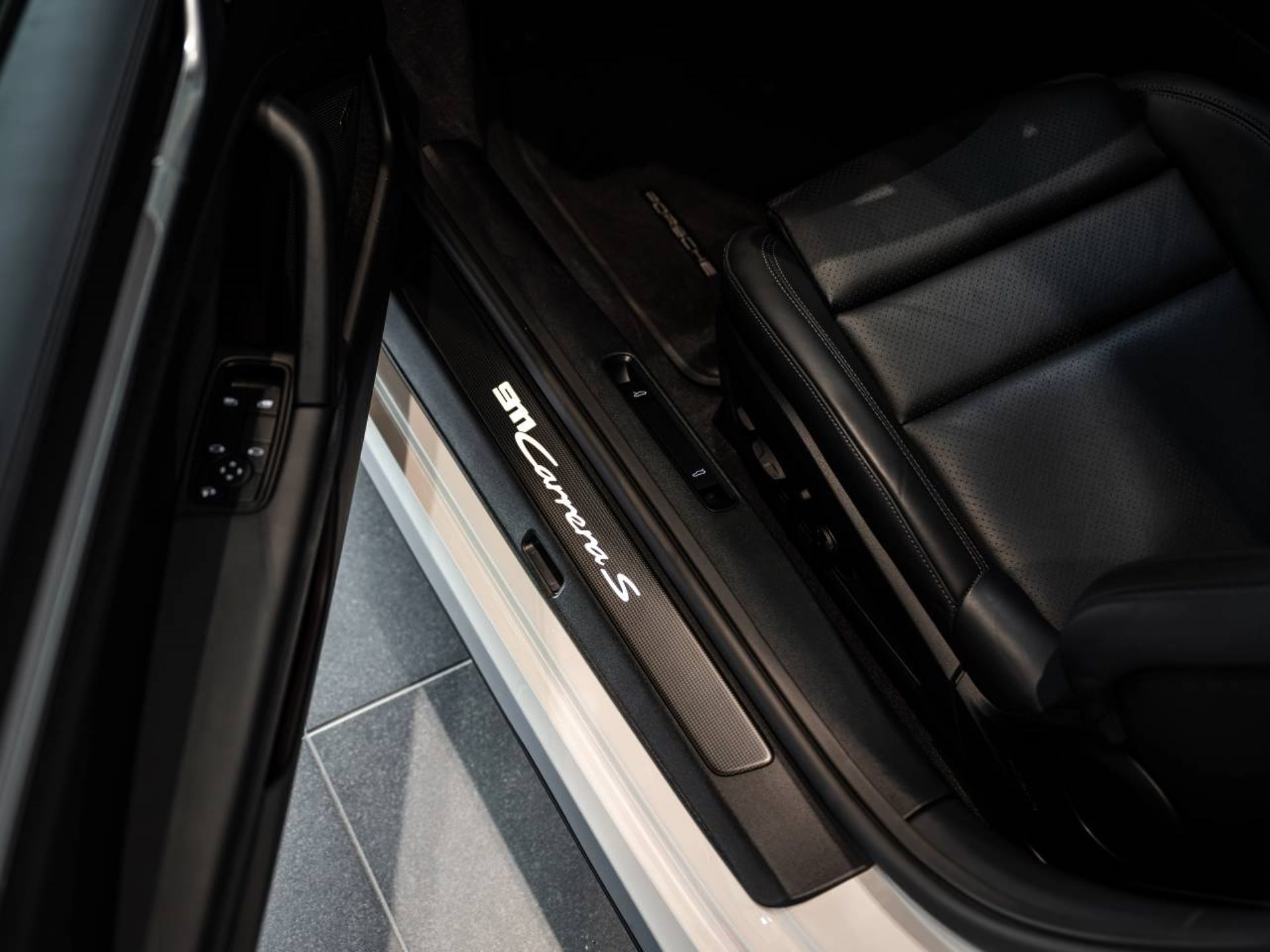 PORSCHE 911 Carrera S-image-18