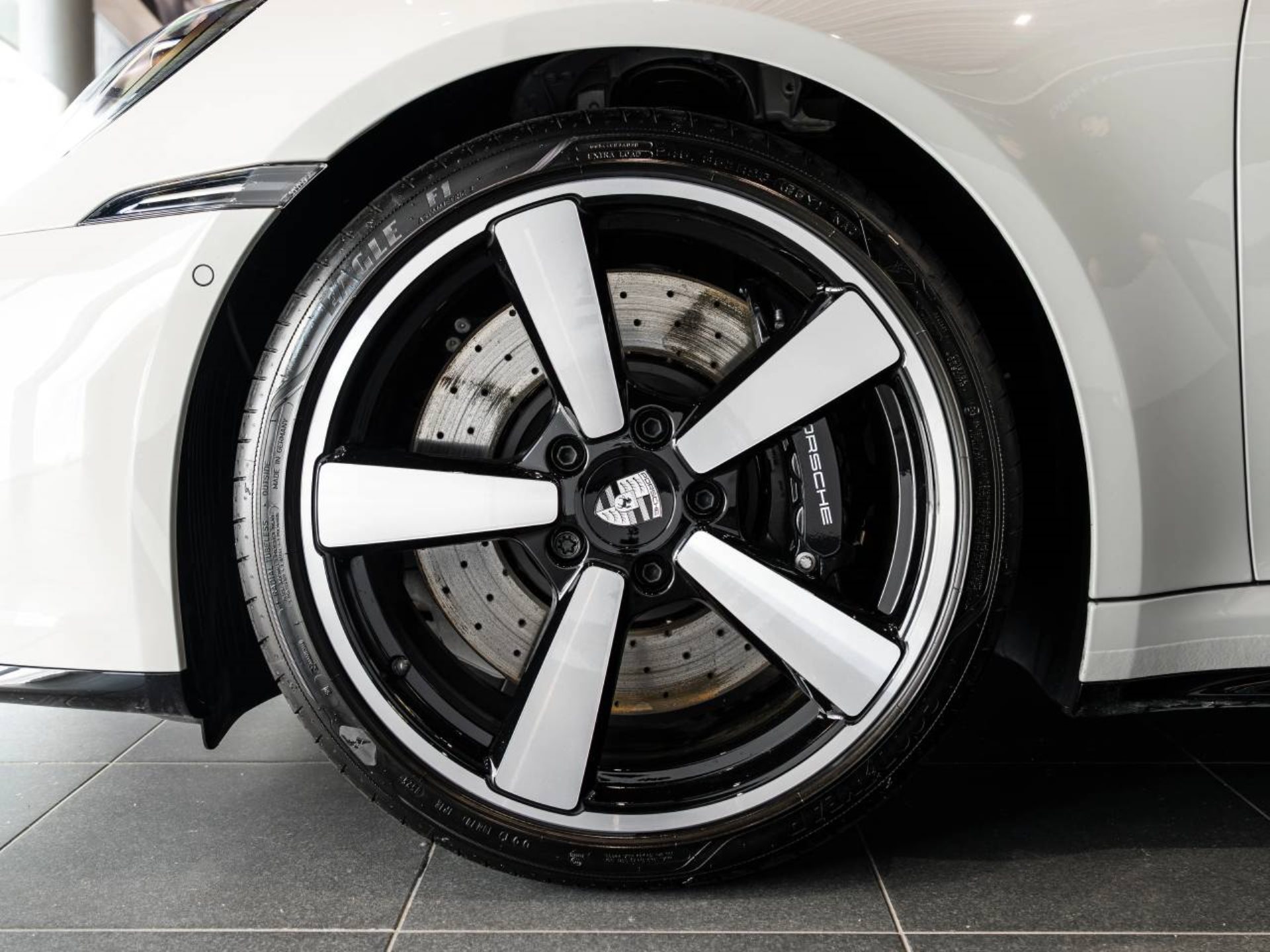 PORSCHE 911 Carrera S-image-27