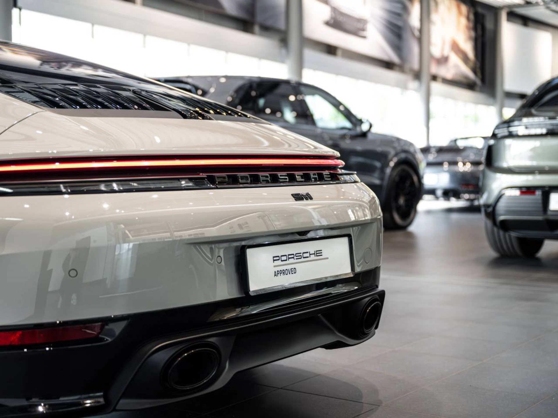 PORSCHE 911 Carrera S-image-24