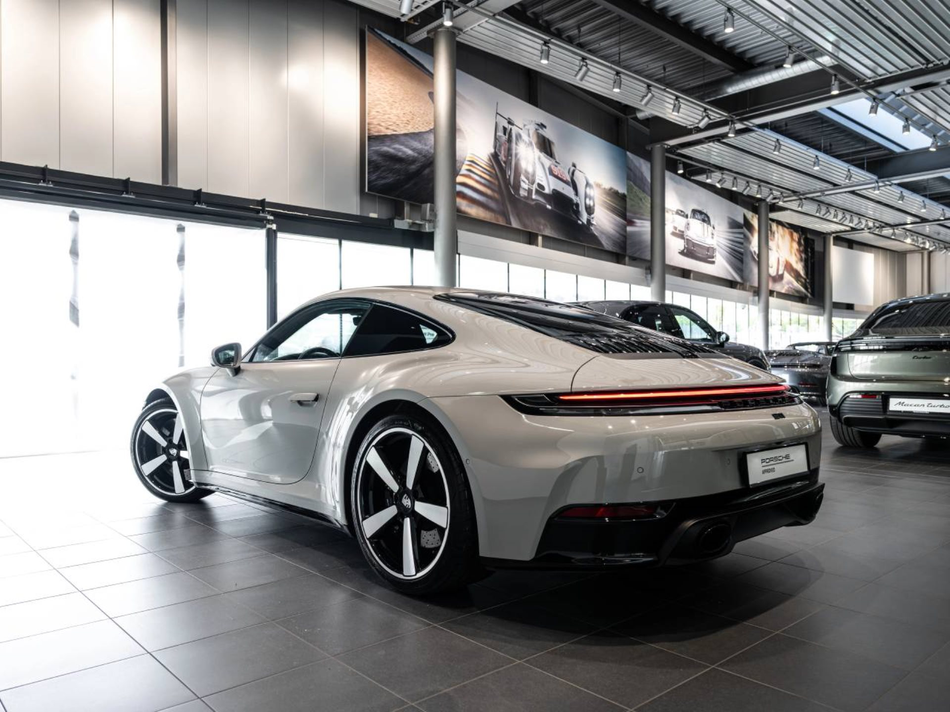 PORSCHE 911 Carrera S-image-6