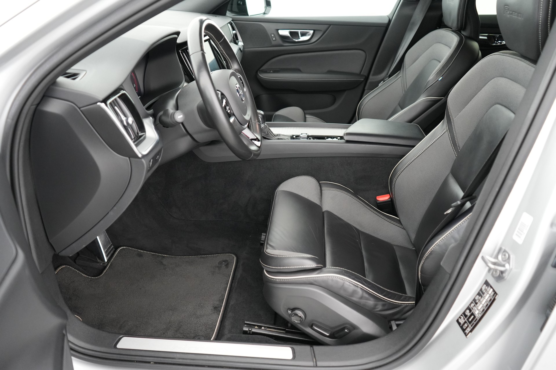 VOLVO V60 2.0 D4 R-Design AWD-image-8