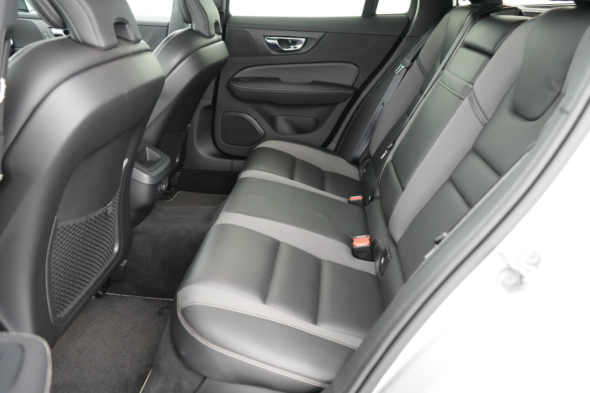 VOLVO V60 2.0 D4 R-Design AWD-image-2