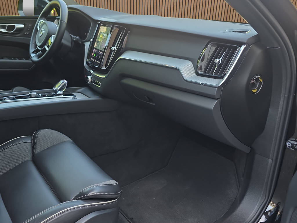 VOLVO XC60 2.0 B5 MH Black Edition AWD-image-13